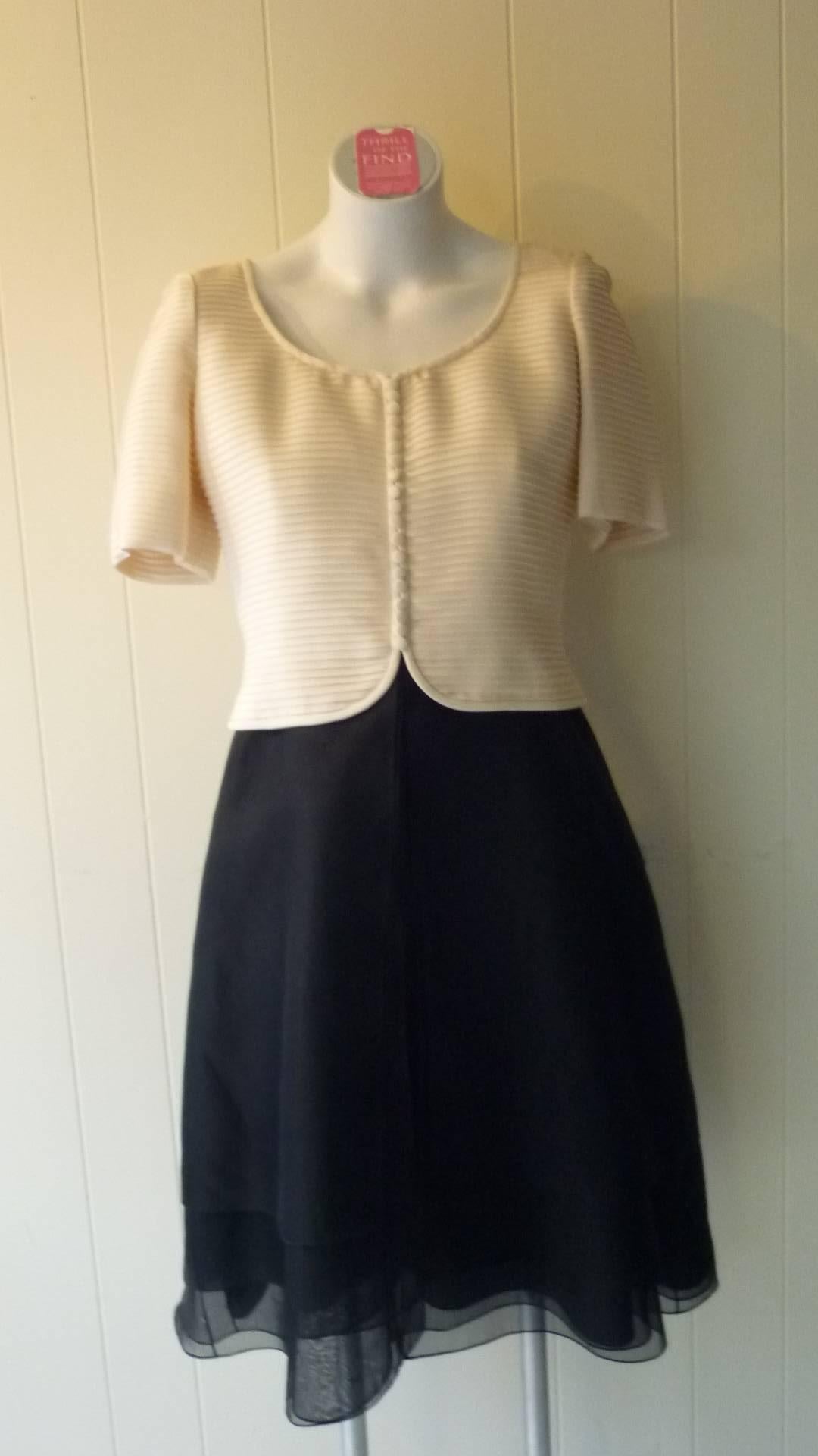 Carolina Herrera Cream and Black Tiered Silk Cocktail Dress 8US In Excellent Condition In Port Hope, ON