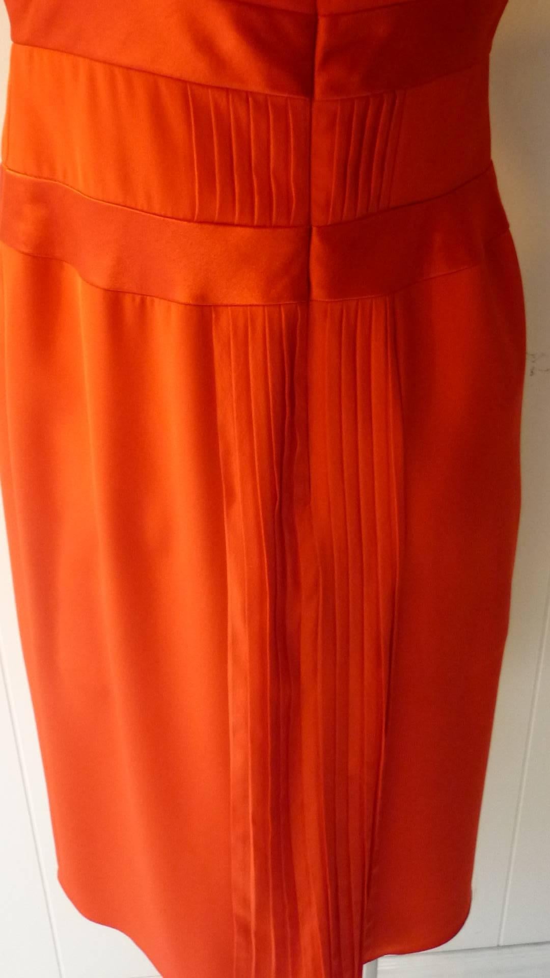 Lovely Carolina Herrera Red Silk Dress with PLEATED BACK  10 US In Excellent Condition In Port Hope, ON