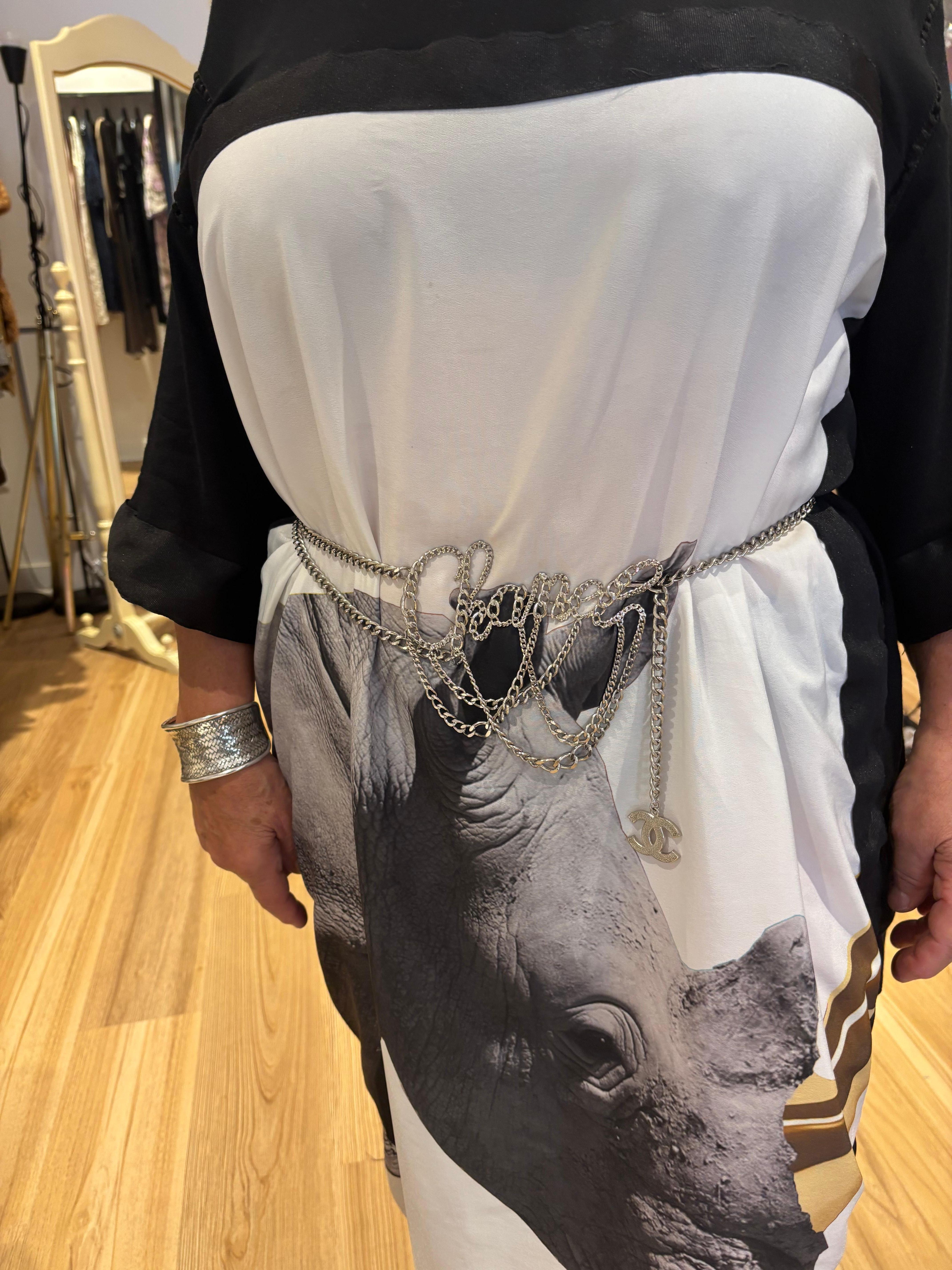 Se trata de un cinturón muy especial que también se puede llevar como collar. Desde el drapeado hasta los logotipos, esta es una prenda impactante.
Diseñado por Karl Lagerfeld, este cinturón/collar plateado fue una pieza de pasarela y lo lució la