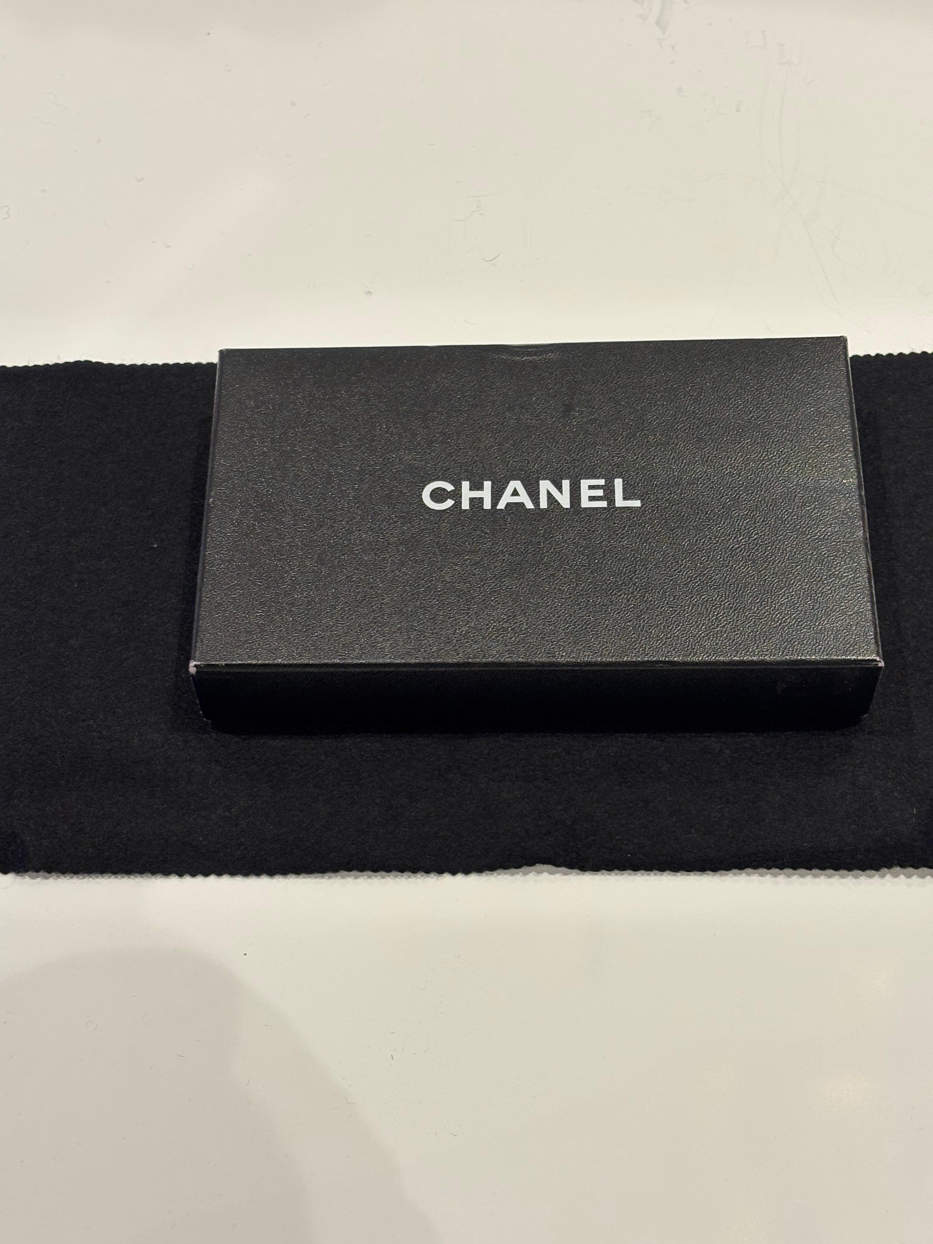 Chanel 2006 by Karl Lagerfeld Cinturón/collar con logotipo en cursiva plateado c/caja en venta 2