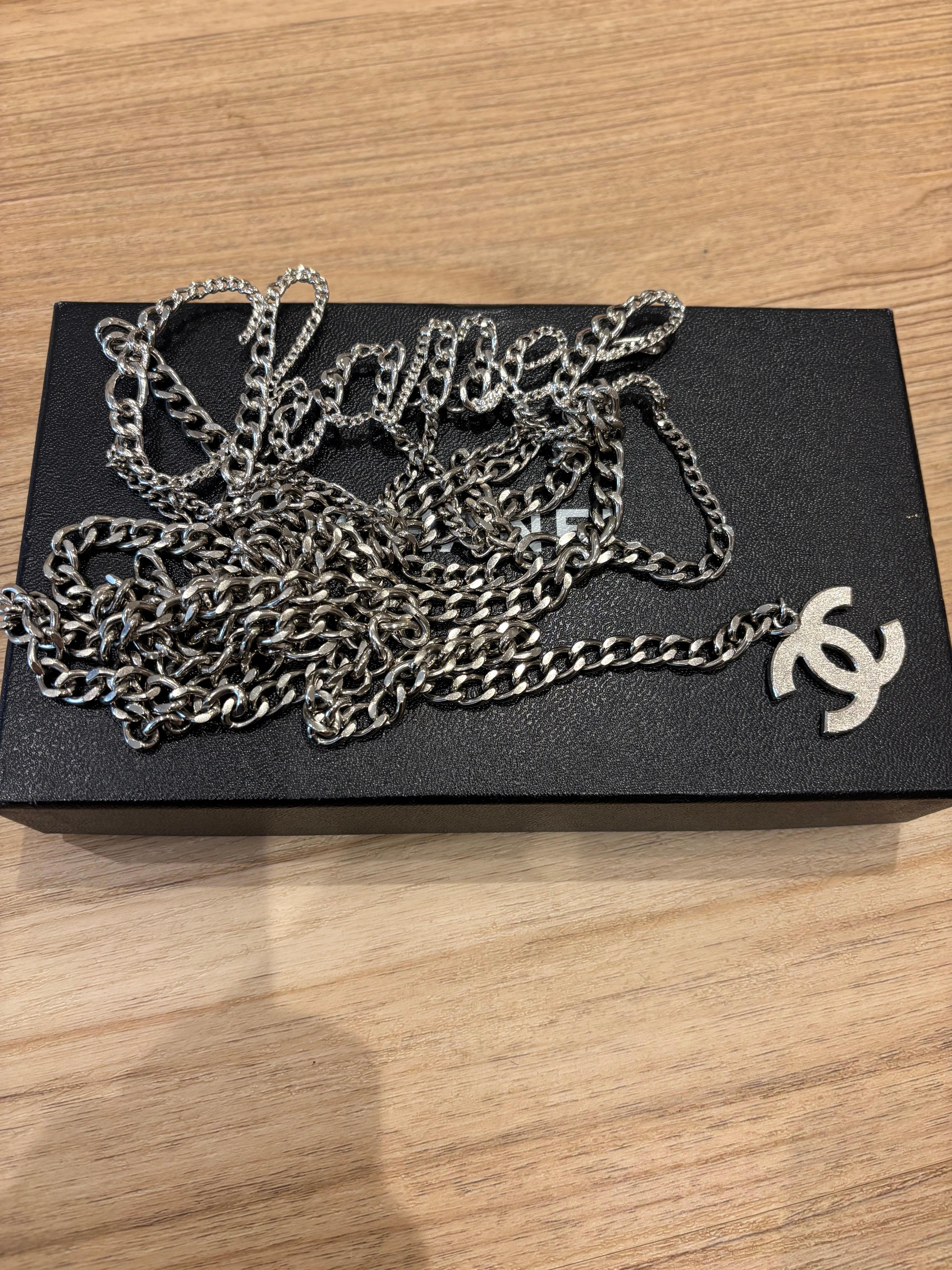 Chanel 2006 by Karl Lagerfeld Cinturón/collar con logotipo en cursiva plateado c/caja en venta 3