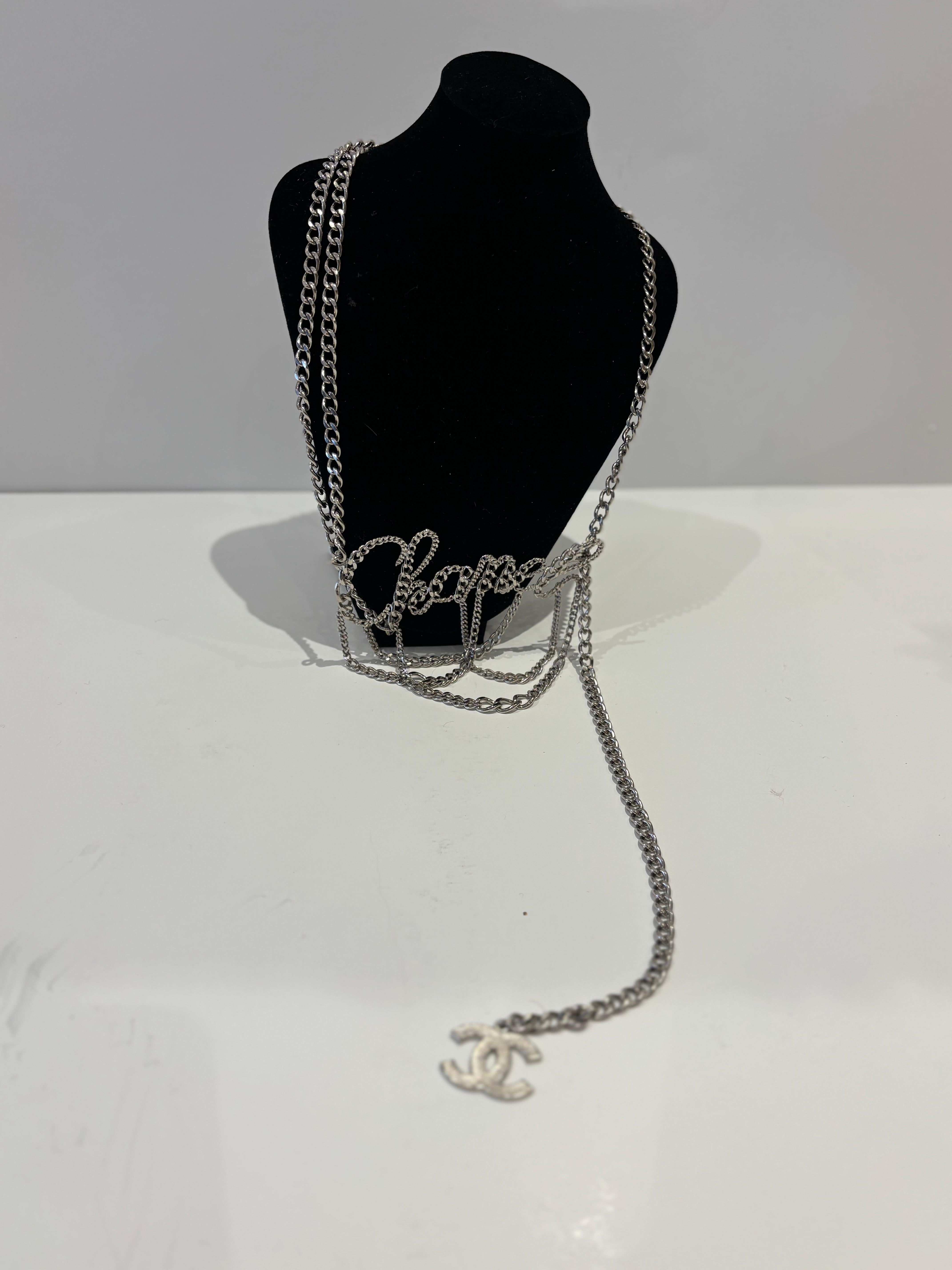 Chanel 2006 by Karl Lagerfeld Cinturón/collar con logotipo en cursiva plateado c/caja en venta 1
