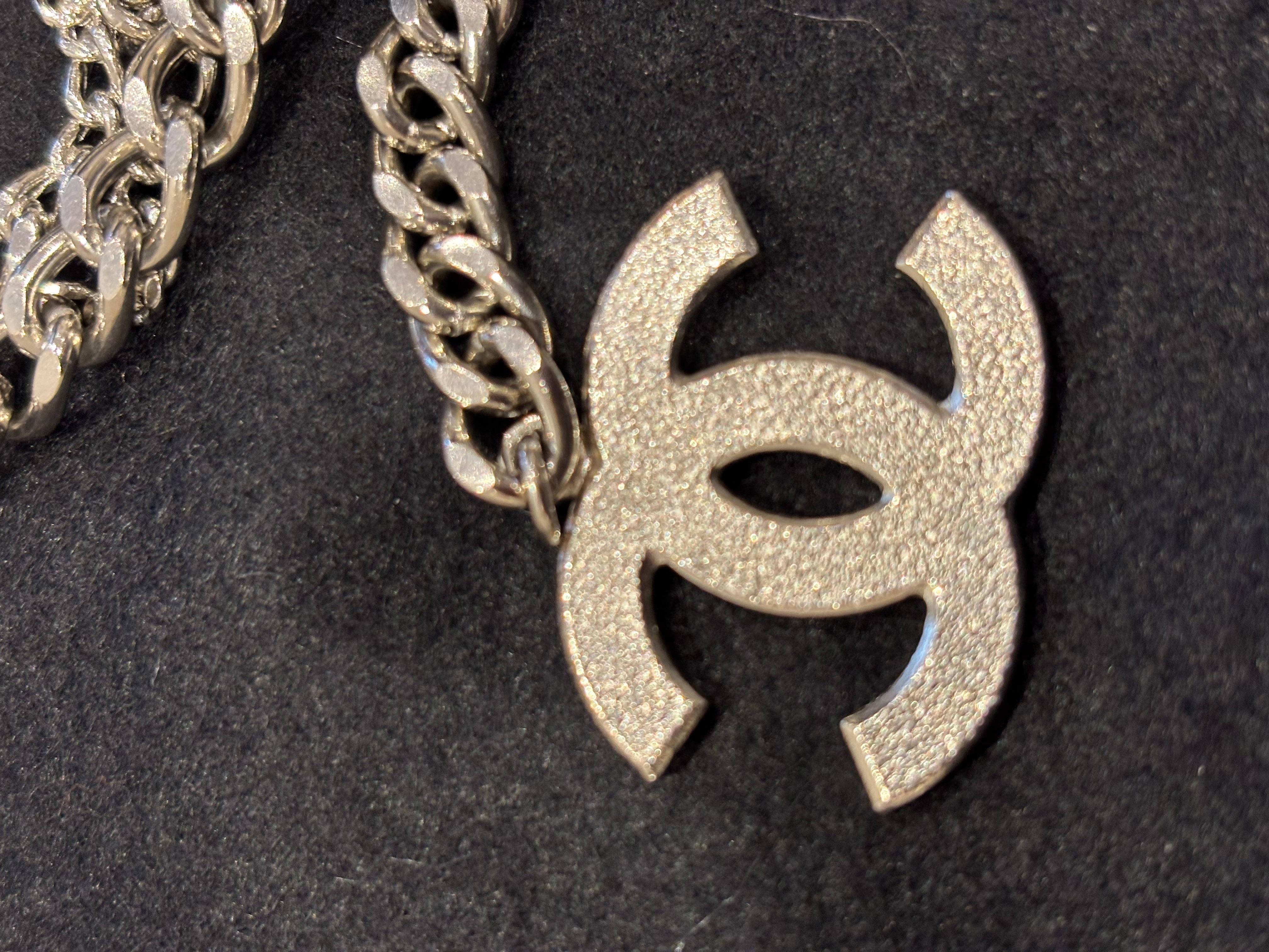 Chanel 2006 by Karl Lagerfeld Cinturón/collar con logotipo en cursiva plateado c/caja en Excelente estado para la venta en Port Hope, ON
