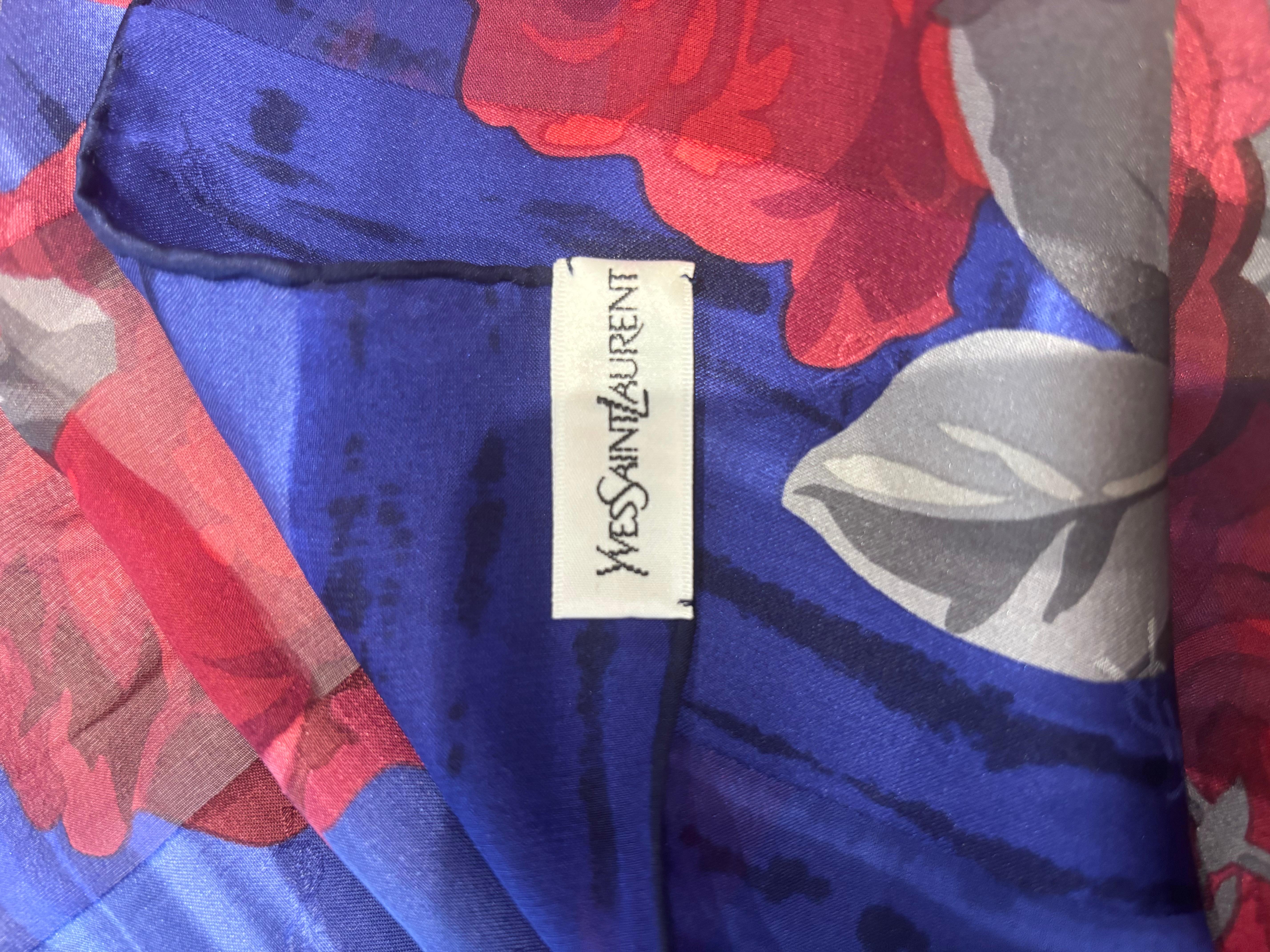 Rosas en abundancia con este pañuelo YSL de seda muselina. El pañuelo es nuevo y viene con el embalaje de la tienda japonesa Matsuzakaya para la que se fabricó.
Los colores son impresionantes y parecen en 3D. Los colores principales son el rojo, el