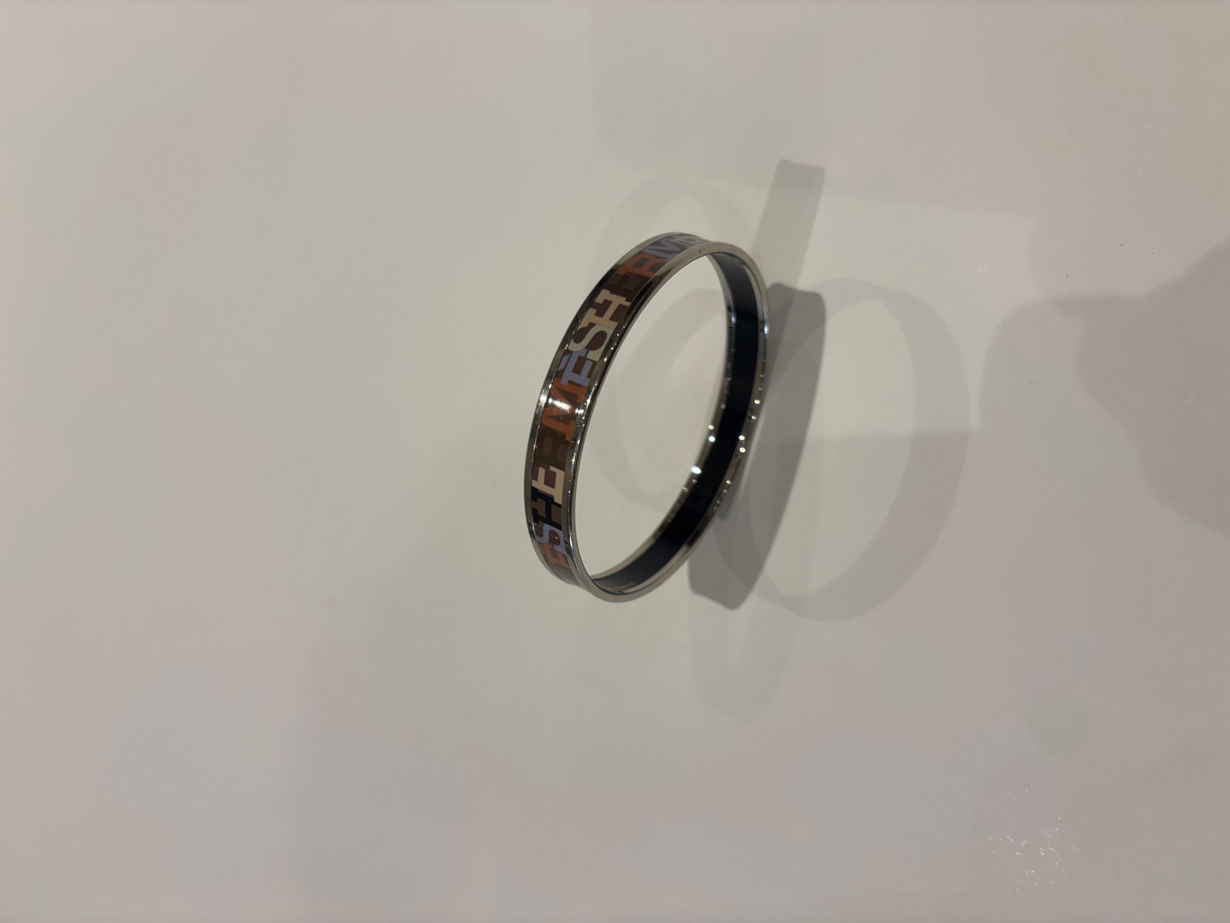 1993 Hermes Logo-Emaille und Palladium-Armreif  Hergestellt in Frankreich Damen im Angebot