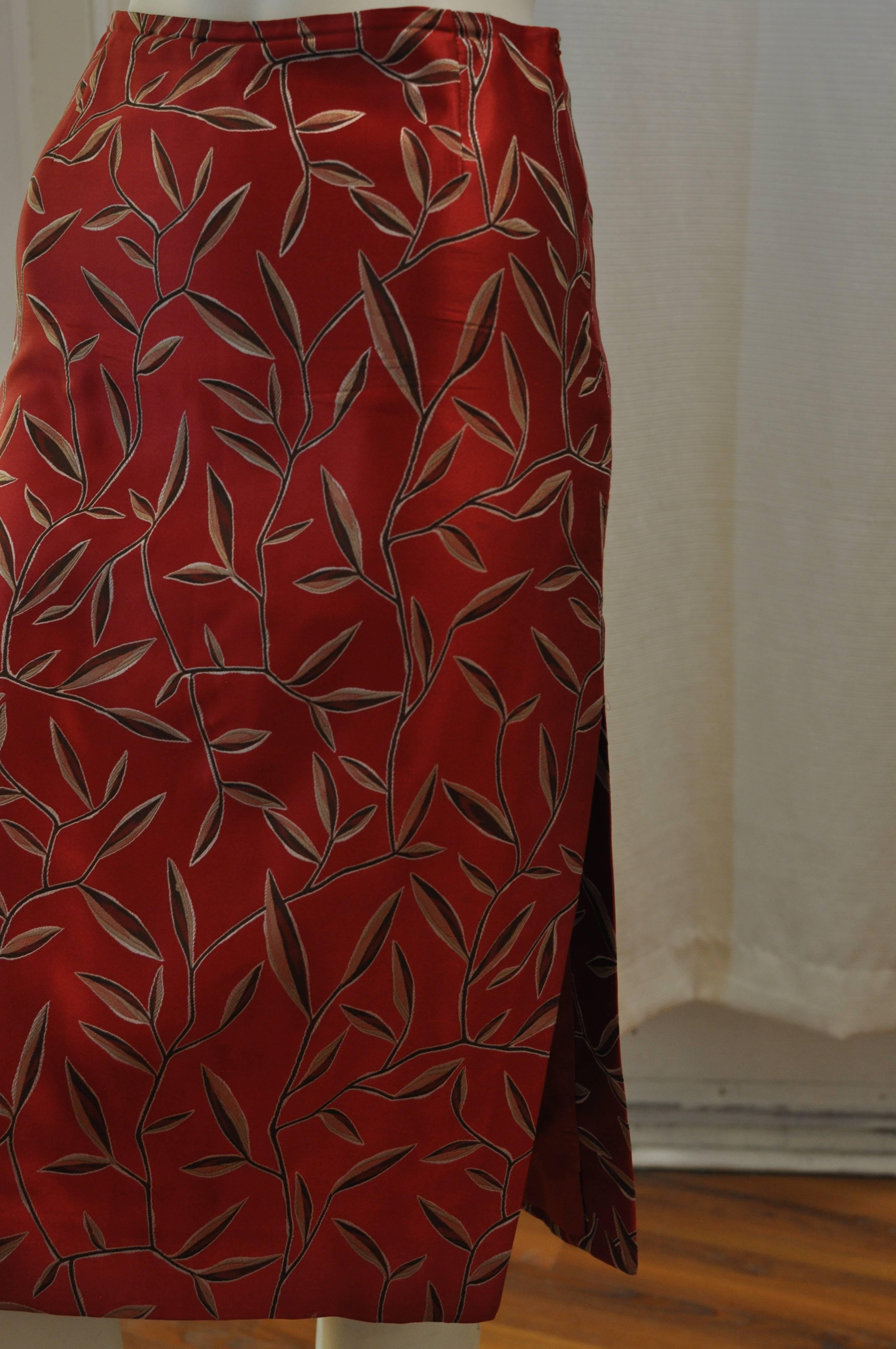 Lovely silk skirt with a nice leaf pattern throughout. This straight skirt has two side slits and a side zip closure.