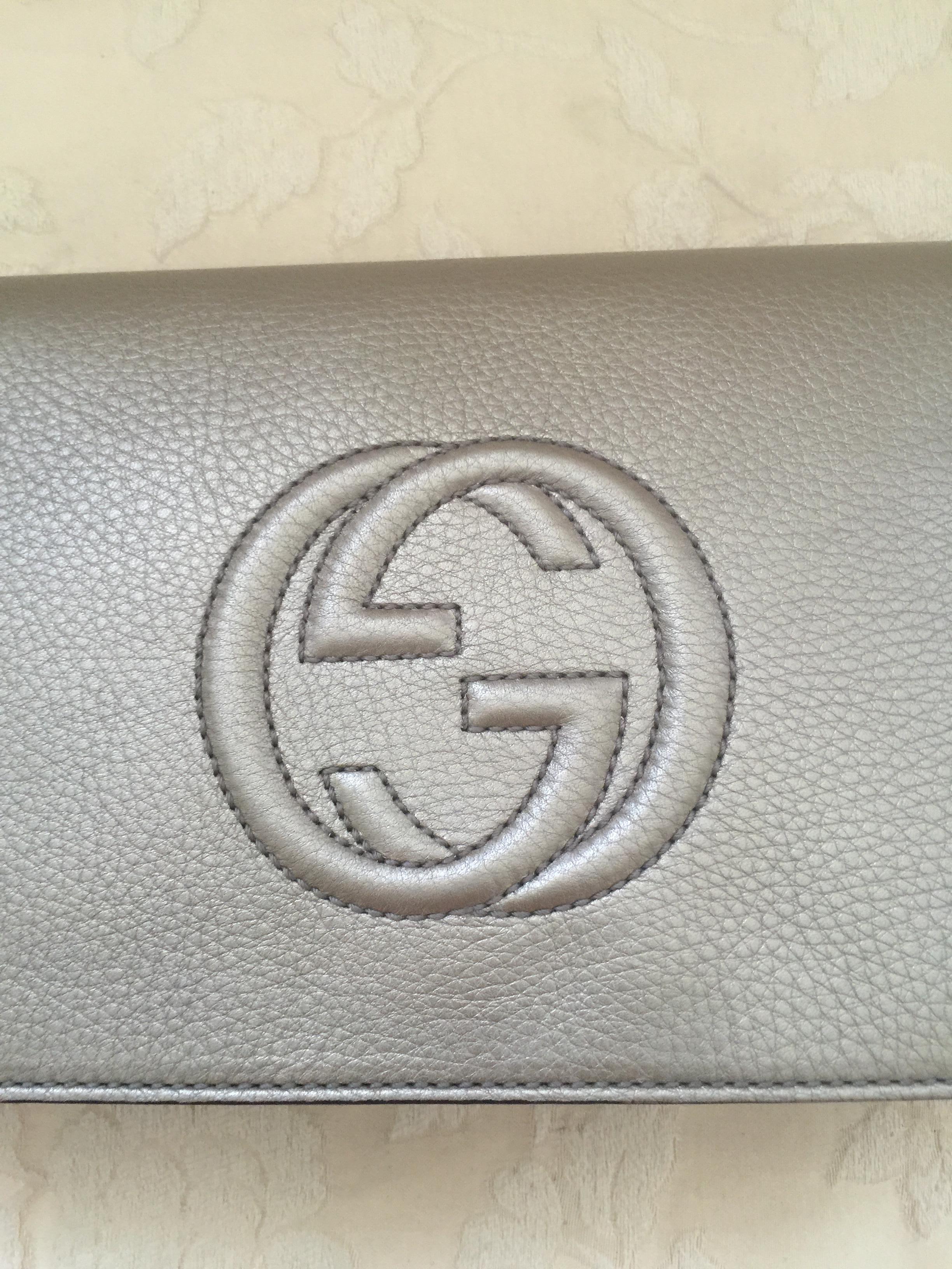 Perfect times clutch, metallic comes with original box and dustbag.
Timeless elegance , the double G is a sign of quality and fine craftsmenship.
Pebbled leather.
Snap closure
111/2