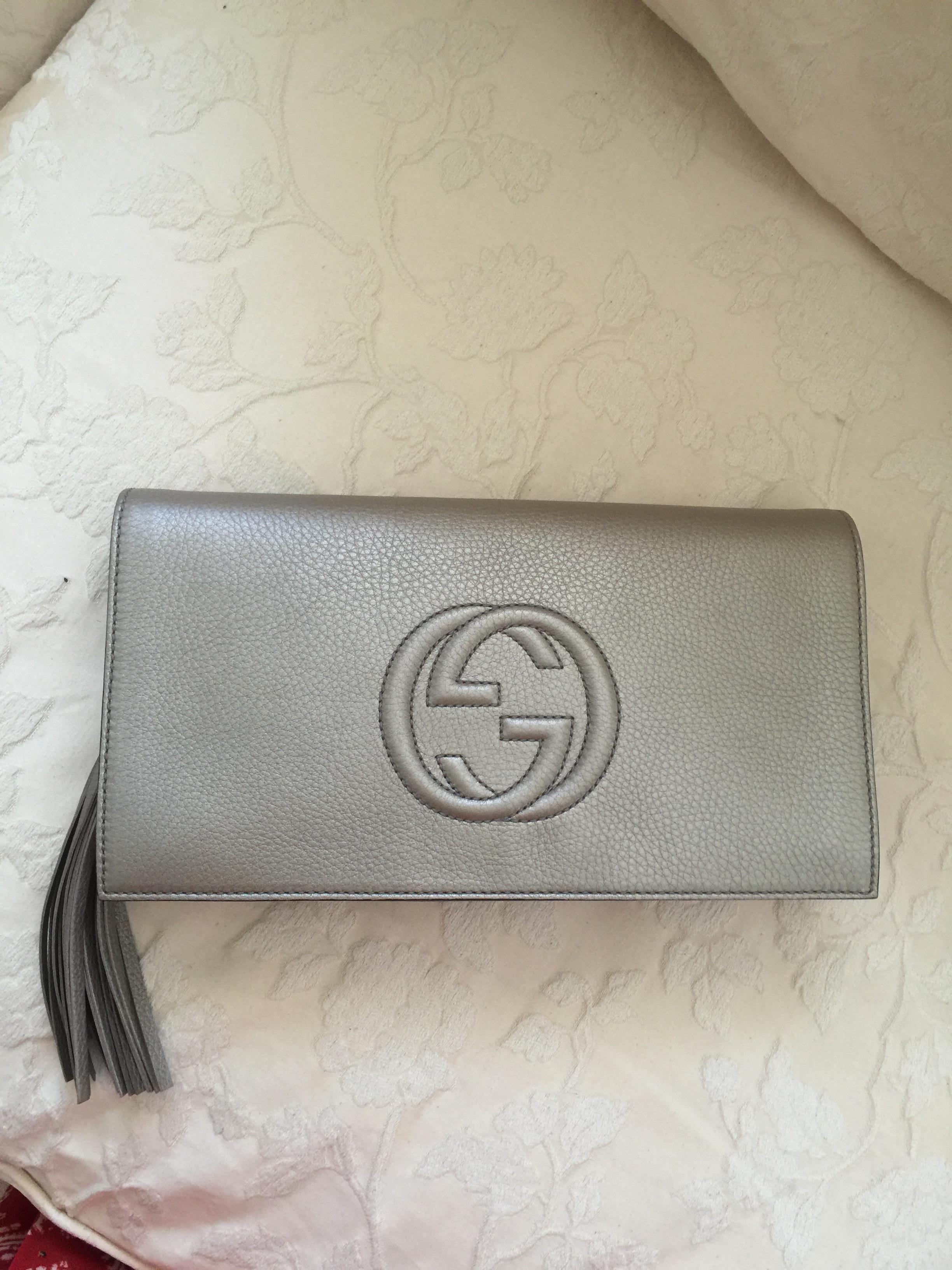 Gucci Gold Metallic Soho Logo Clutch In Excellent Condition In Port Hope, ON