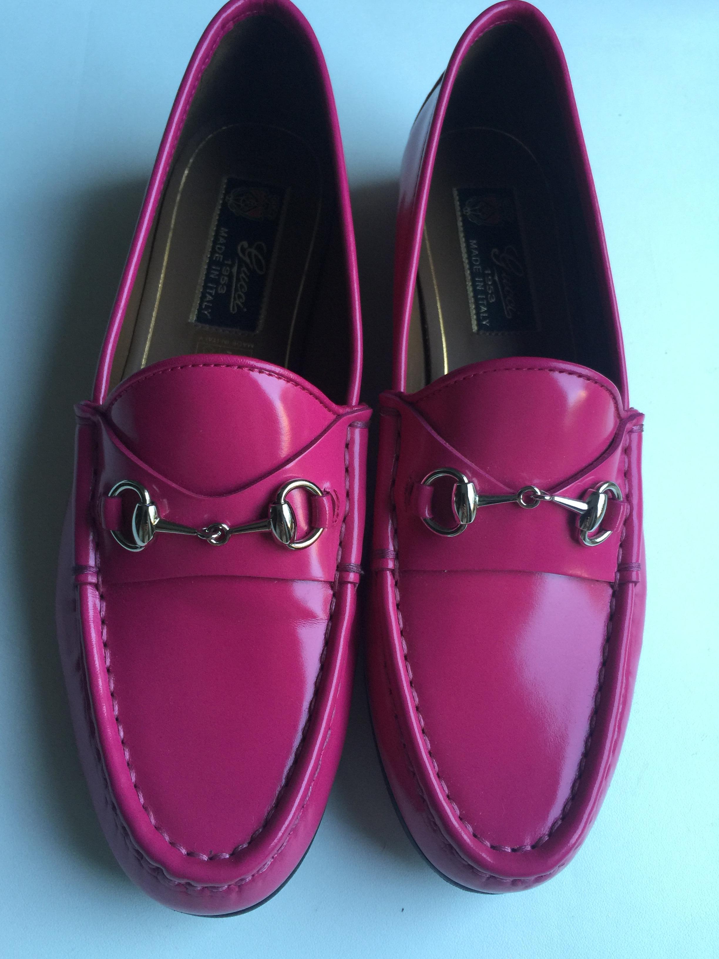 Magenta ;eather Gucci loafers with silver tone horsebit embellishments at vamps and stacked heels
Dustbag