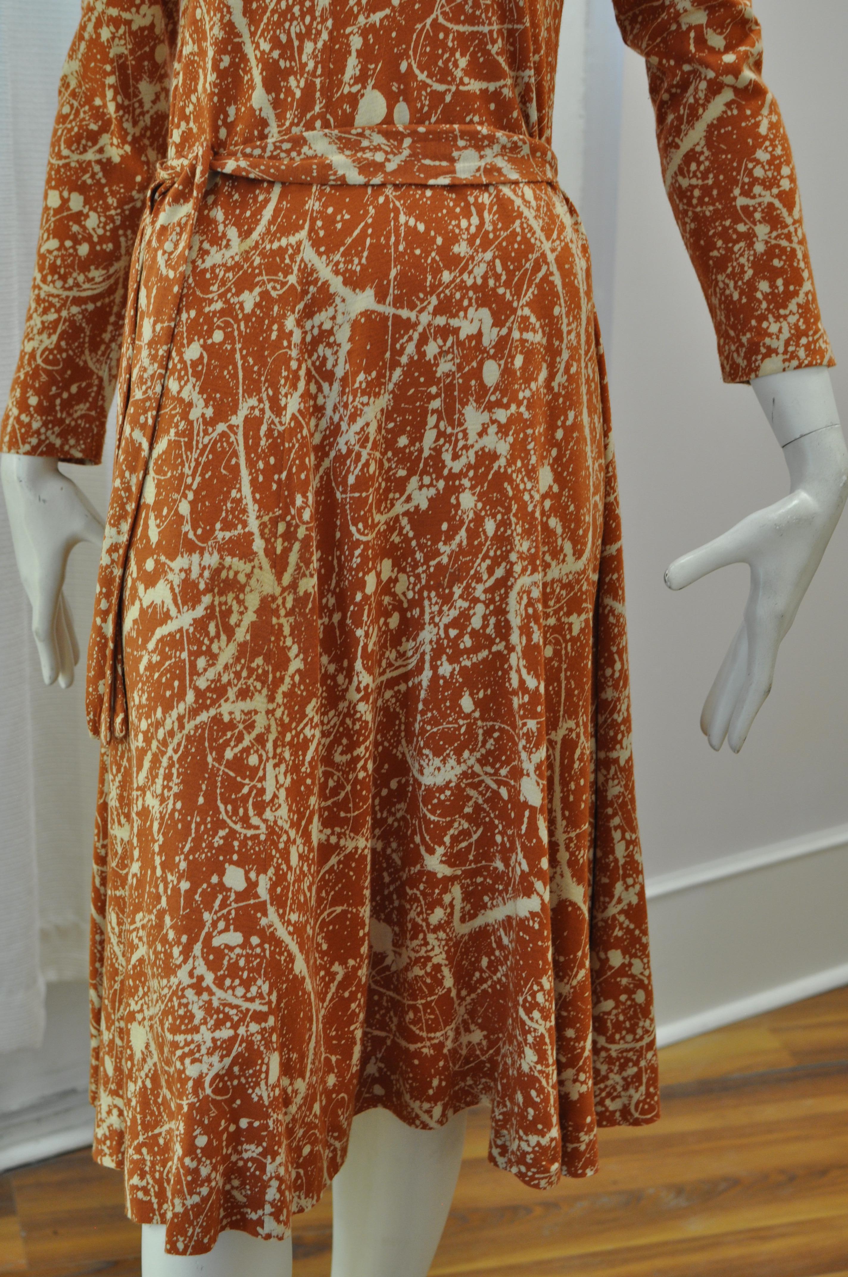 This is a very special  DVF dress in burnt orange and white made in Italy. The dress can be worn with or without the belt.
The material is an acrylic jersey.