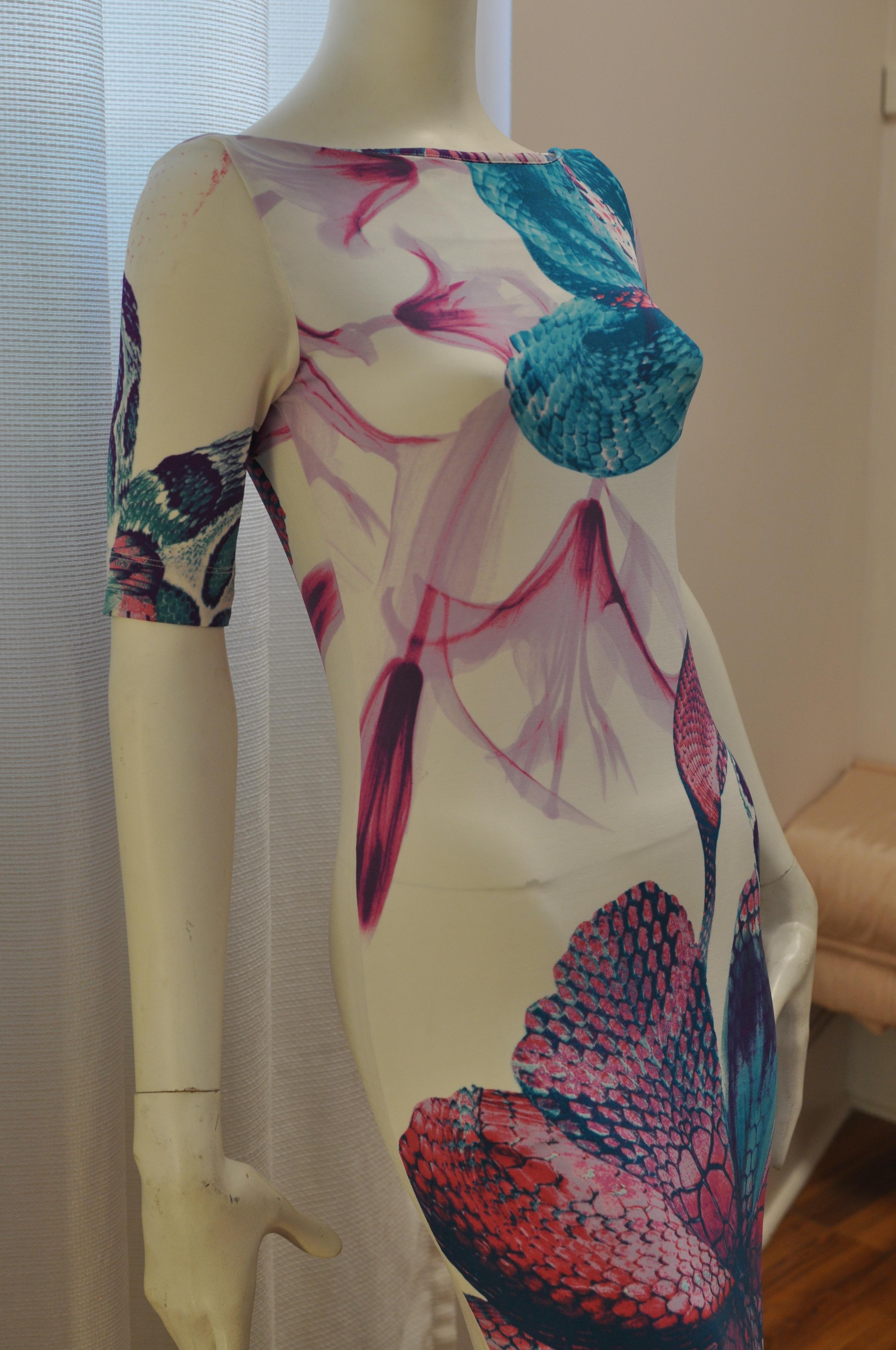 This is a typical Roberto Cavalli print and features sea scenes.  The dress has a boat neck; short sleeves and comes below the knee.

It is an all occasions dress and easy to pack. Please note that the material has stretch.

