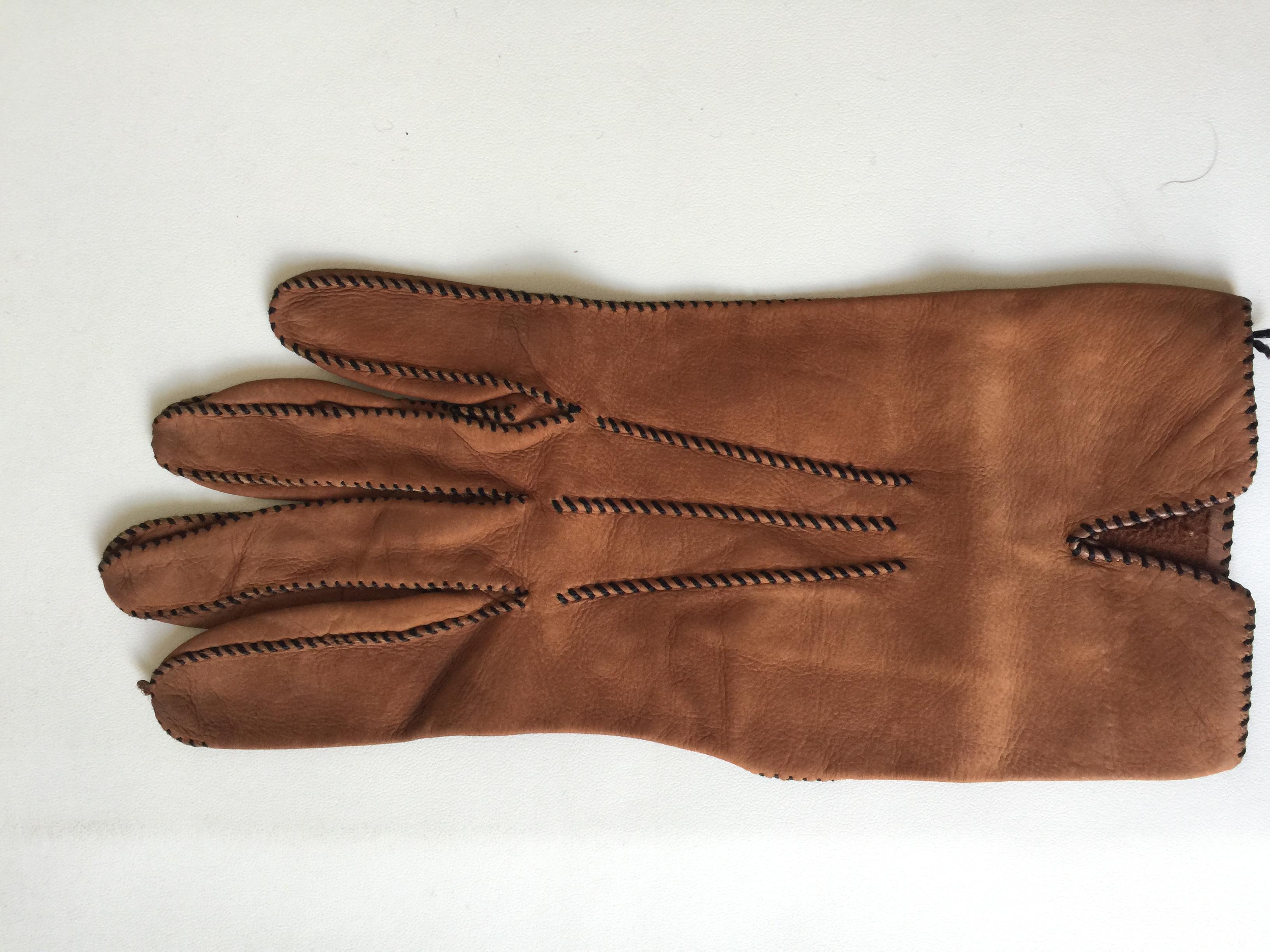 Vintage Hermes kid leather Gloves. Estimated size 71/2
See matching bag.
