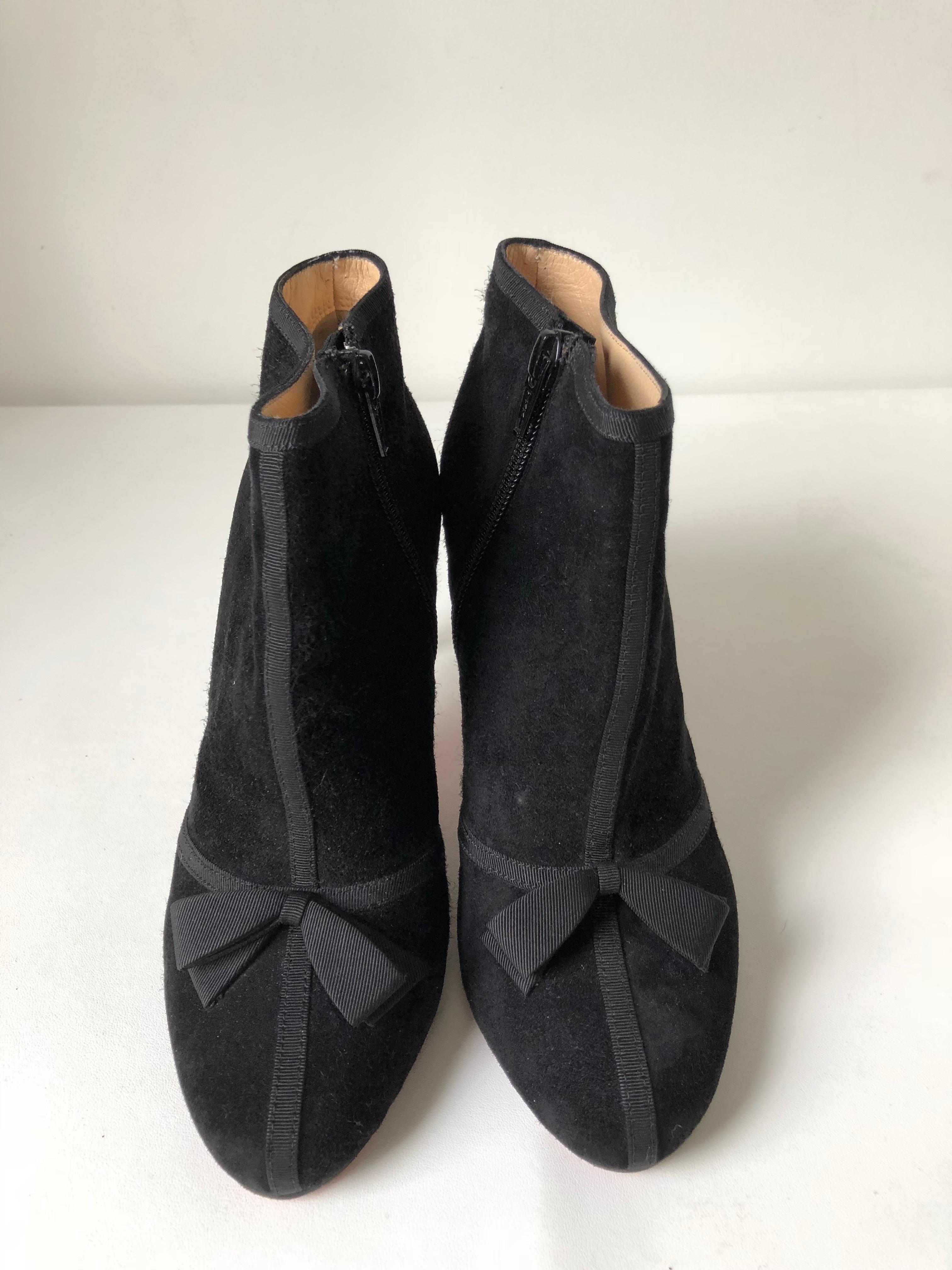 Black suede round toe booties with covered heels and side zipper.
Little bows adorn the top of the bootie. Heels are not too high!
Heel height 3