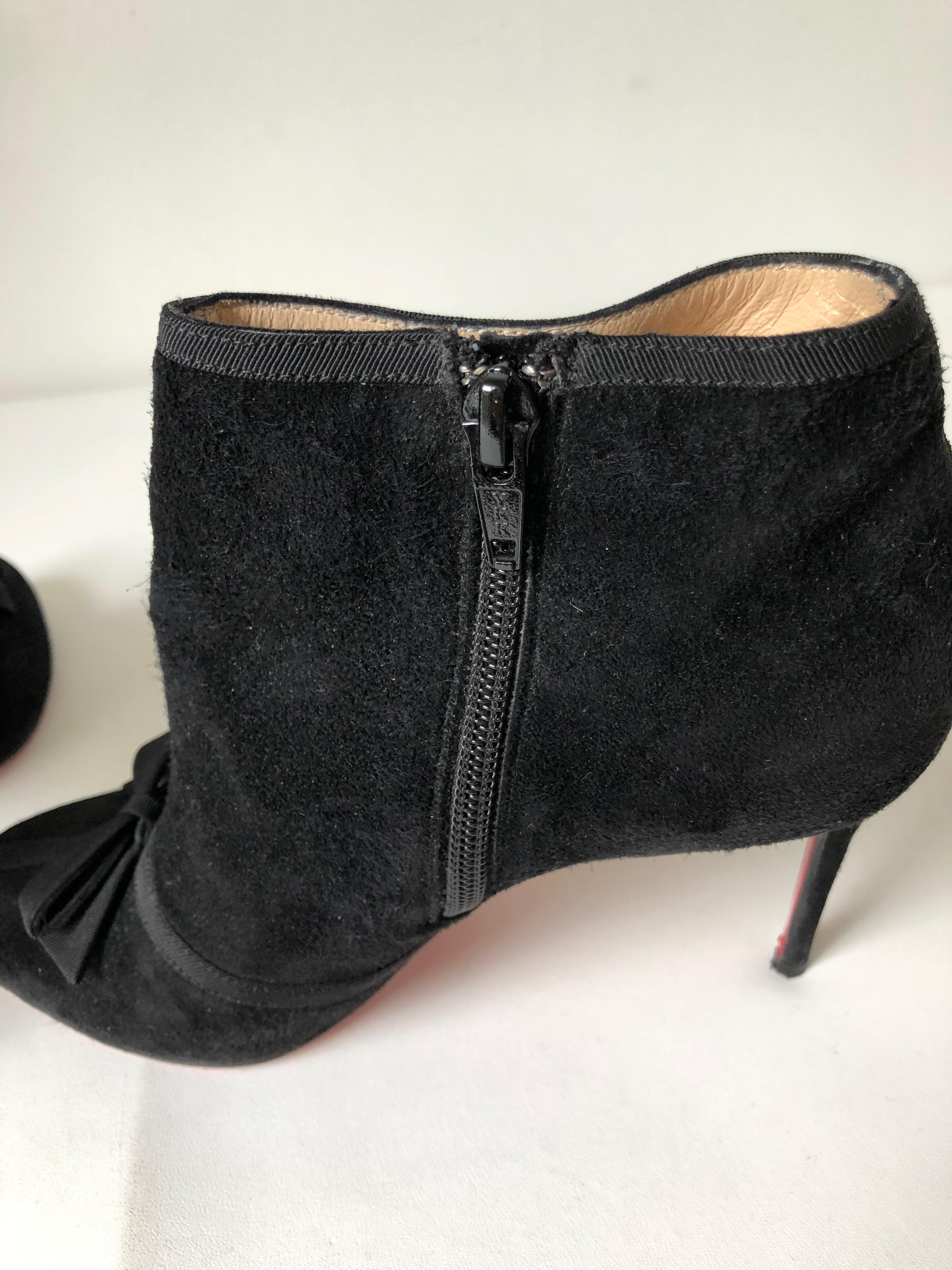 Christian Louboutin round toe Pump with Bow Size 35 In Good Condition In Port Hope, ON