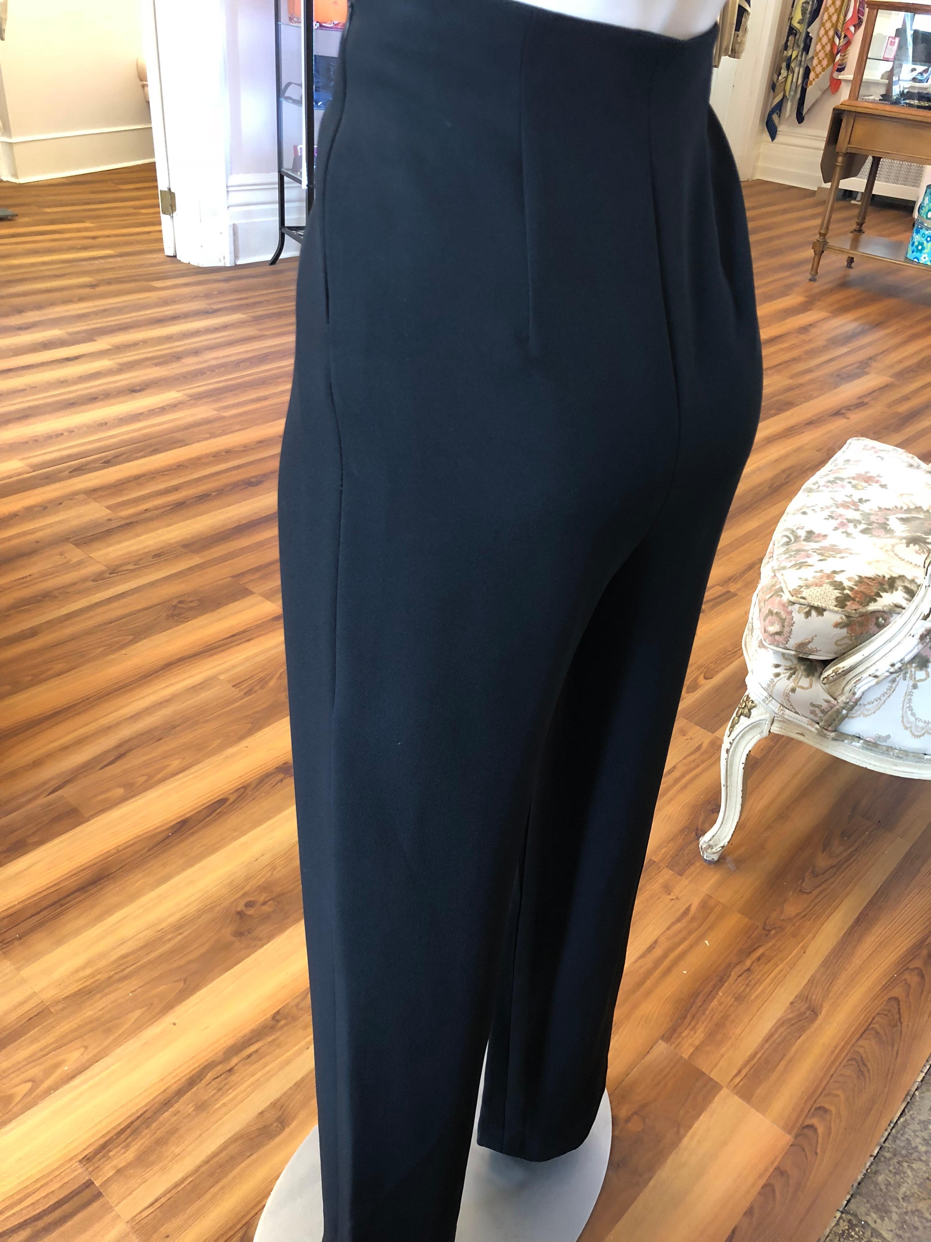 Pantalon taille haute parfait avec deux plis sur le devant et une fermeture à glissière latérale.