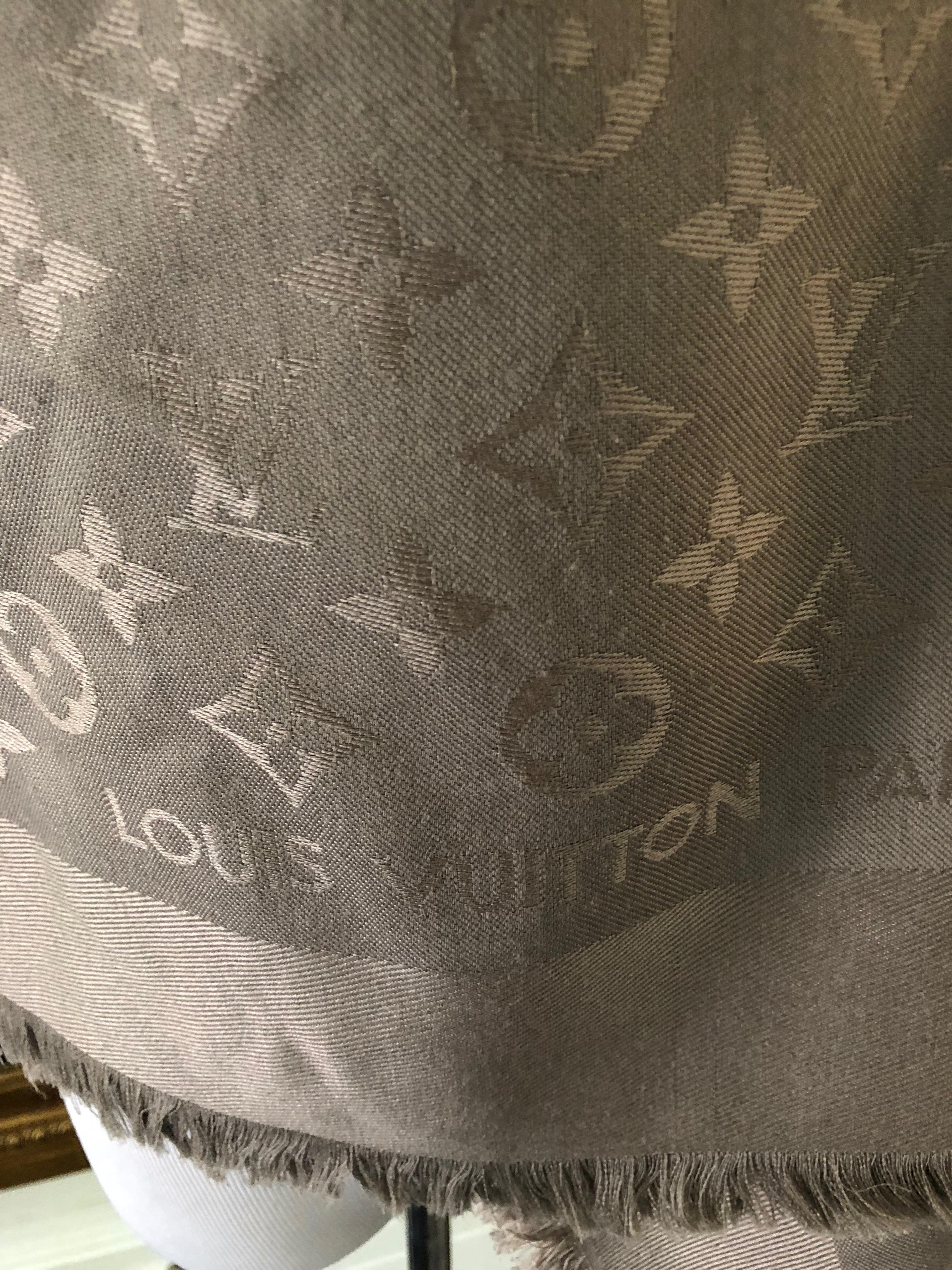 MLouis Vuitton Monogram shawl, soft and warm due to its
 silk and wool mixture.
This shawl reproduces the Monogram pattern and the Louis Vuitton Paris
signature in weaved jacquard . Its style is classical and timeless.
Size is 55