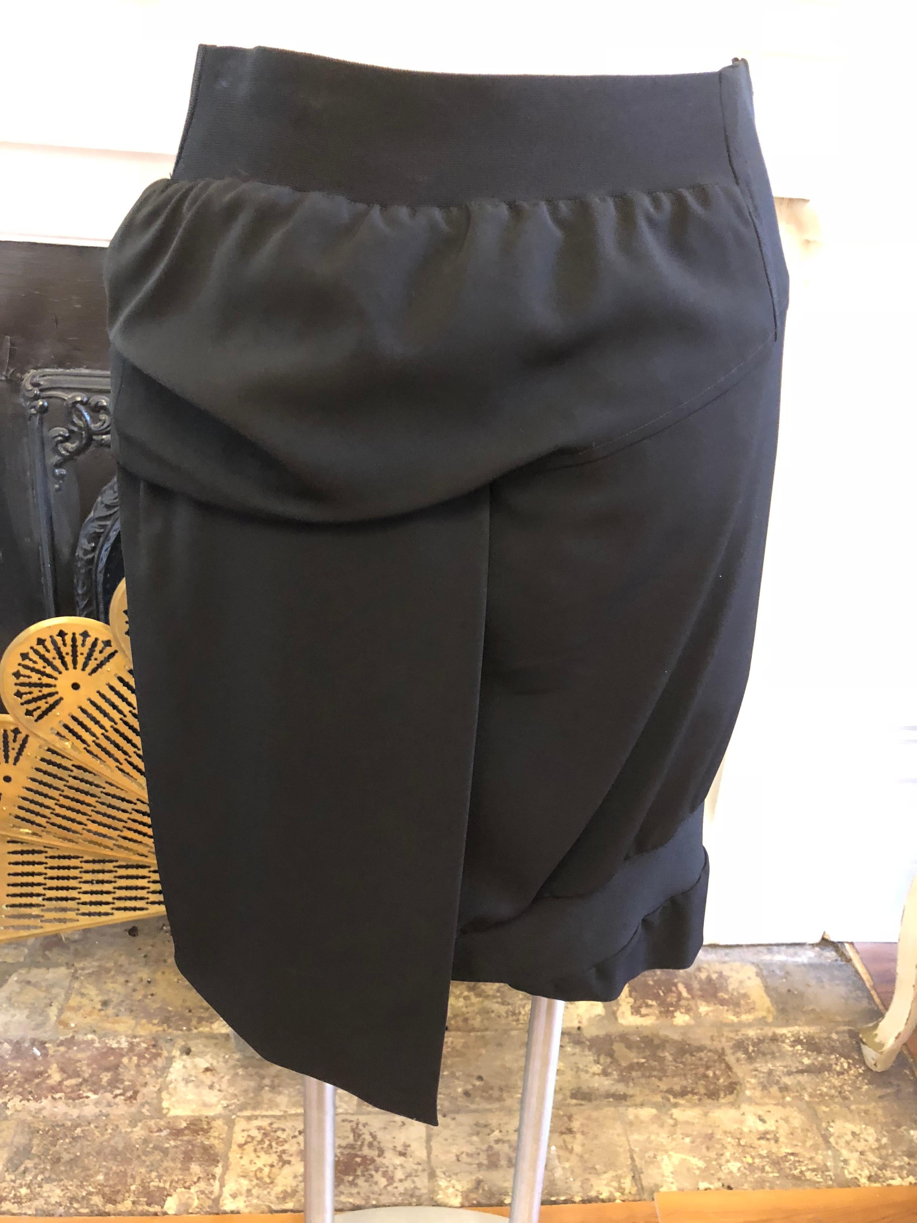 Jupe asymétrique noire de la collection Balenciaga (42 Fr) en vente 1