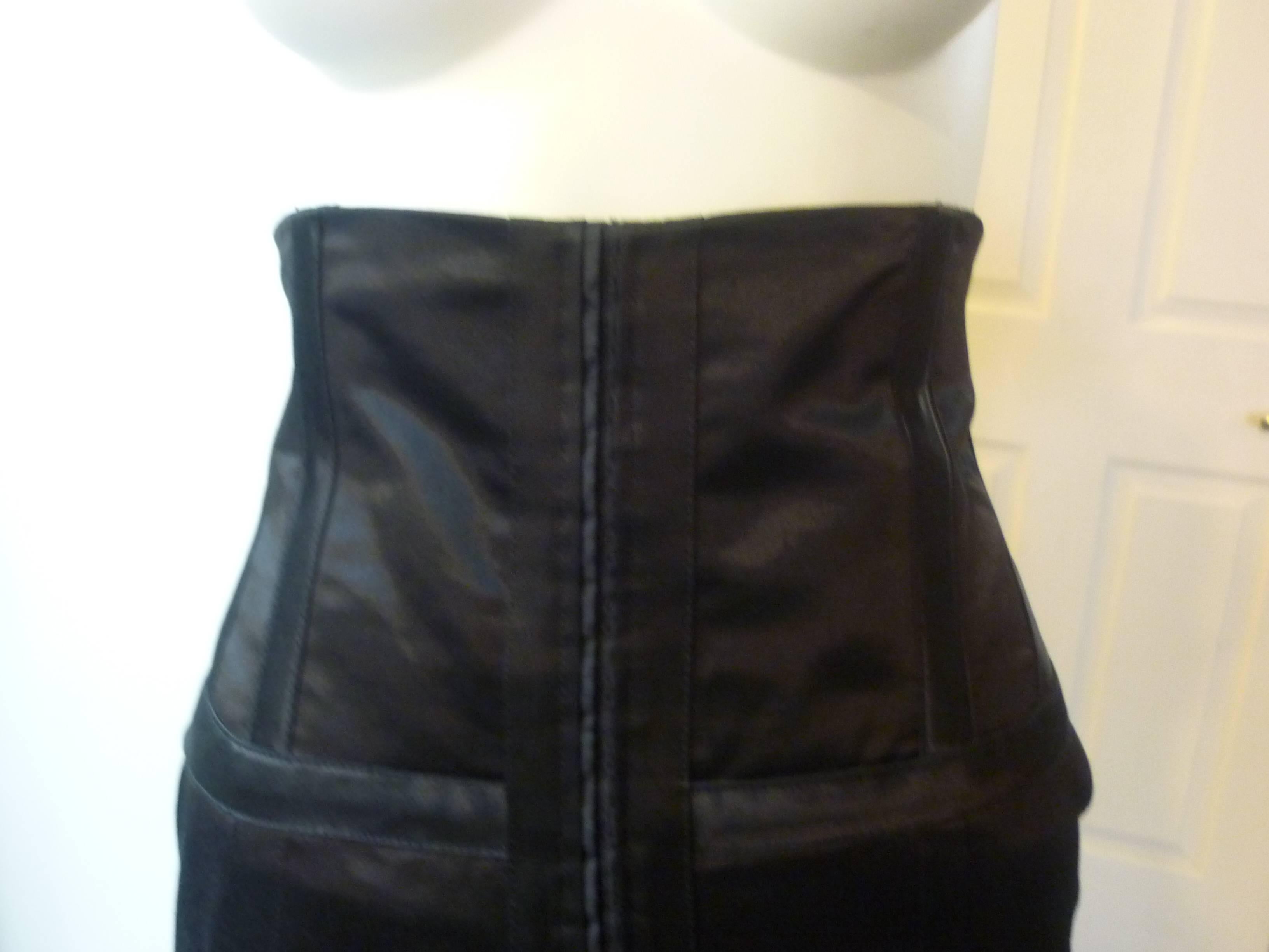 High-waisted with interior boning, this cotton blend skirt has an eye and hook panel at the front centre, as well has a hidden zip closure at back.