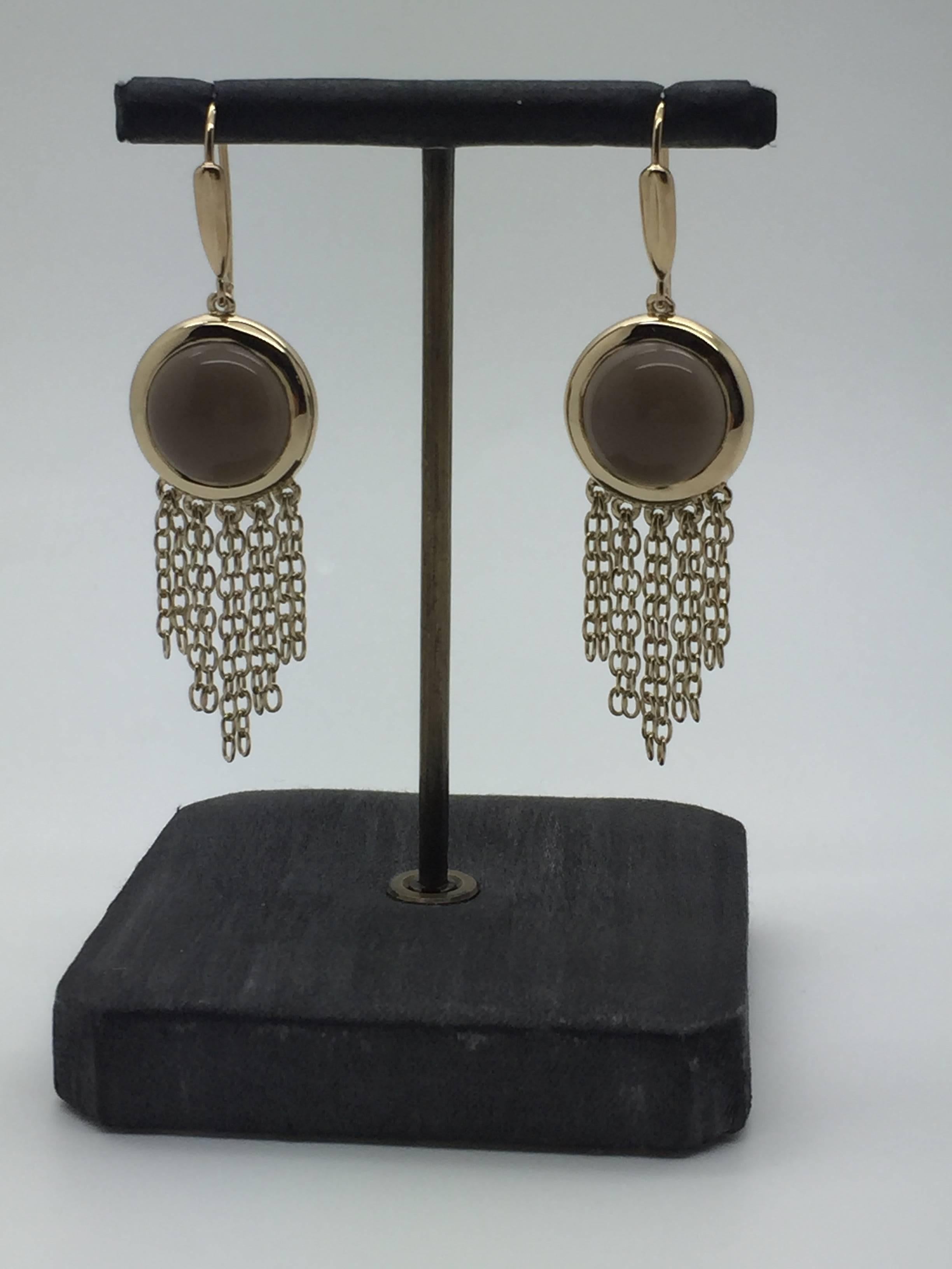 18kt Gold Vermeil (2.5 microns) on 925 Silver (Rhodium coated to enhance the colour of the metal)

These light and delicate chain earrings are perfect for day wear or special occasions.
They feature natural smoky quartz cabochons with hanging