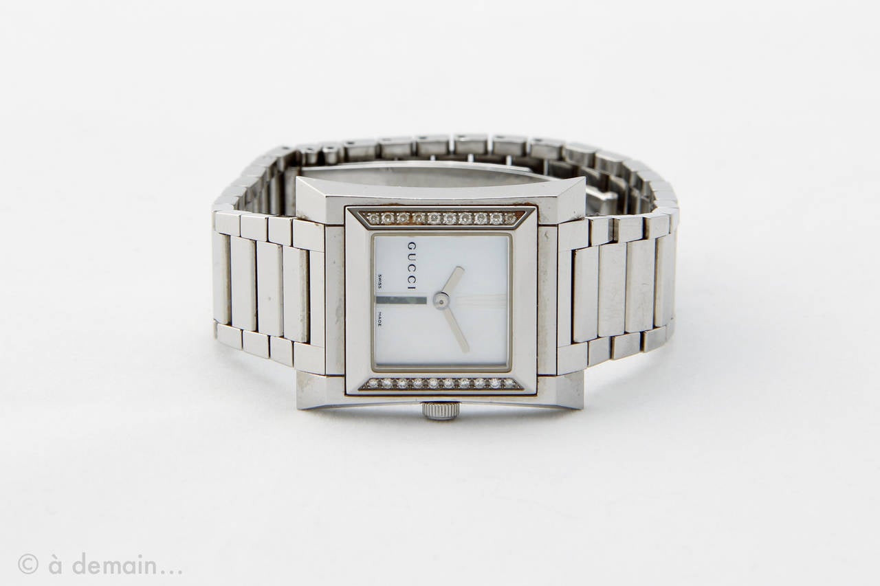 Gucci watch made of stainless steel and decorated with 20 diamonds, engraved bracelet.
dial: 3 cm x 2,5 cm