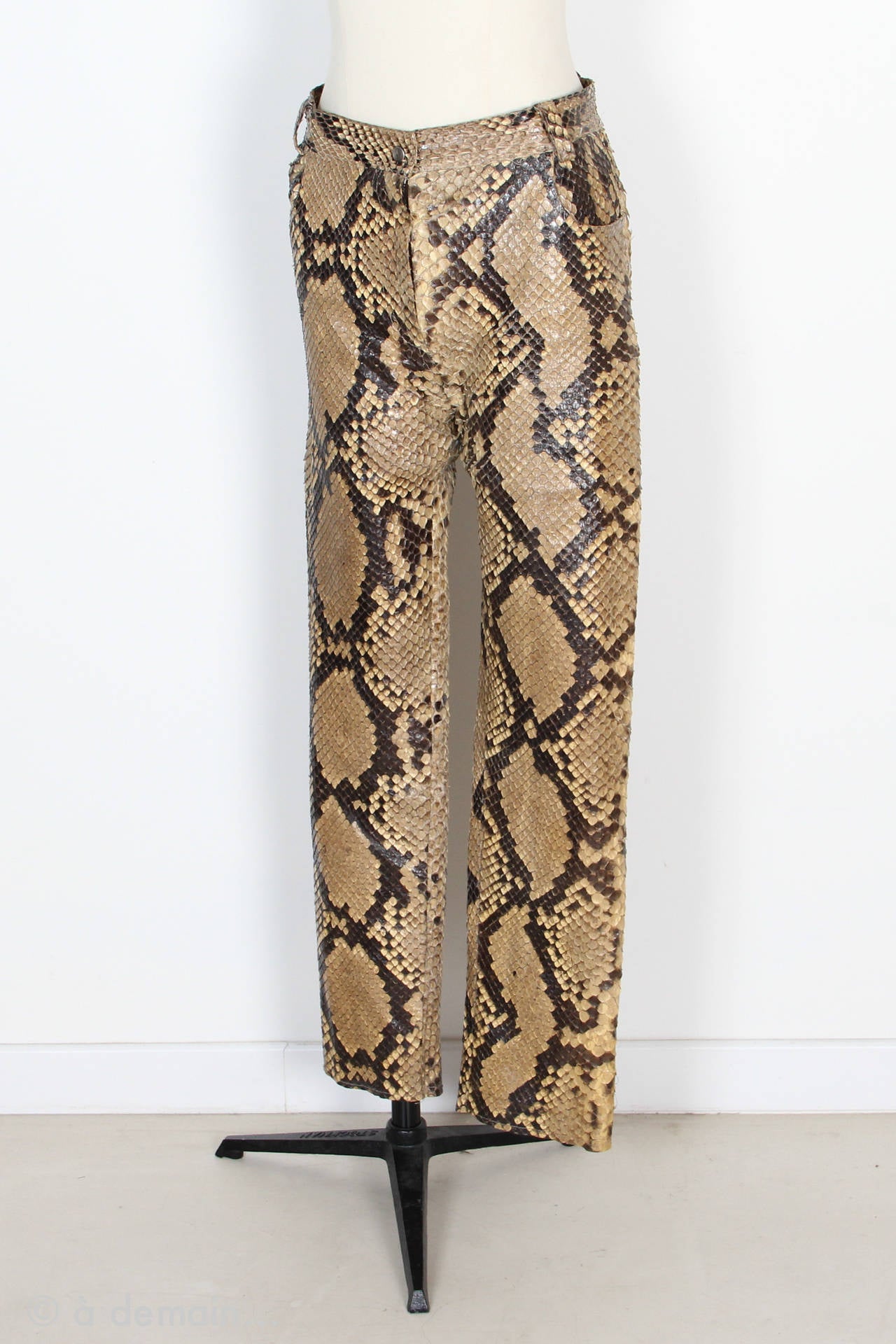 Junko Shimada trousers entirely made of python. With 4 pockets.
Size: around 34/36.

After studying Fashion Design in Japan, Junko Shimada fell in love with Paris and moved in around the 60s. She first worked for Mafia Design Studio and then the