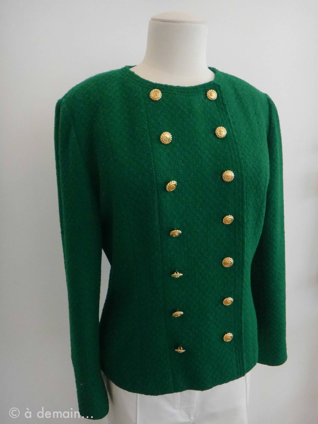 Chanel Boutique Green Jacket with Golden Buttons In Good Condition In Paris, IDF