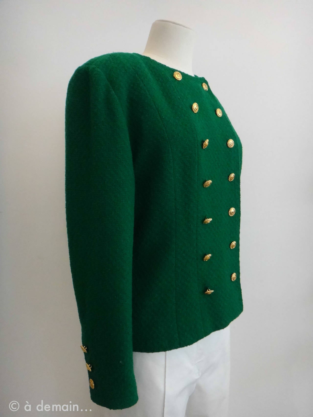 Pretty Chanel Boutique green jacket with a double row of X golden buttons. Silk linen with X and a small chain sewed at the inside border.

Shoulders: 38 cm
Armpits: 46 cm
Waist: 42 cm
Bottom: 48,5 cm
Front height: 48,5 cm