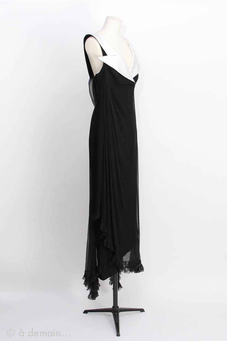 Christian Dior Boutique Paris Evening Dress made of white and black silk chiffon, asymmetric collar parts, from 2000s.

FR SIze 38
Shoulders: 37 cm
Chest: 39 cm
Total height: 150 cm