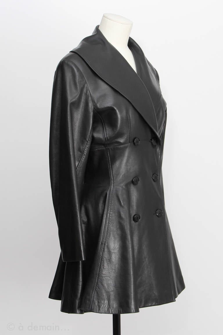 Azzedine Alaïa Trench Coat in black washed lamb leather.
Some scratches visible on both sides of the buttons on the left part, but almost not visible when the trench is buttoned.

French indicated size: 40

Dimensions:
Shoulders: 41 cm
Chest: