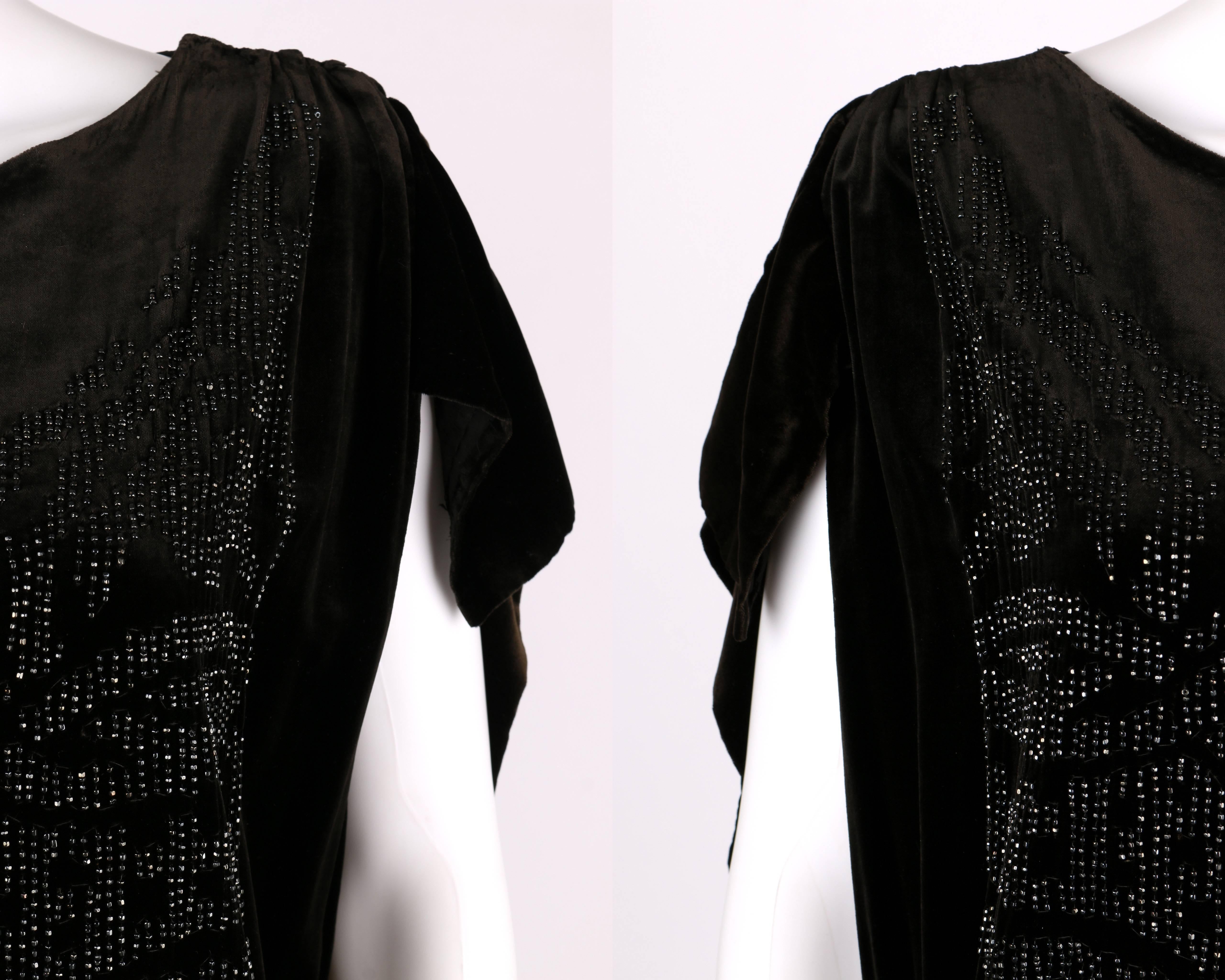ADAIR Paris - Robe de soirée de soirée en velours de soie noir perlé, taille XL, circa 1922 en vente 2