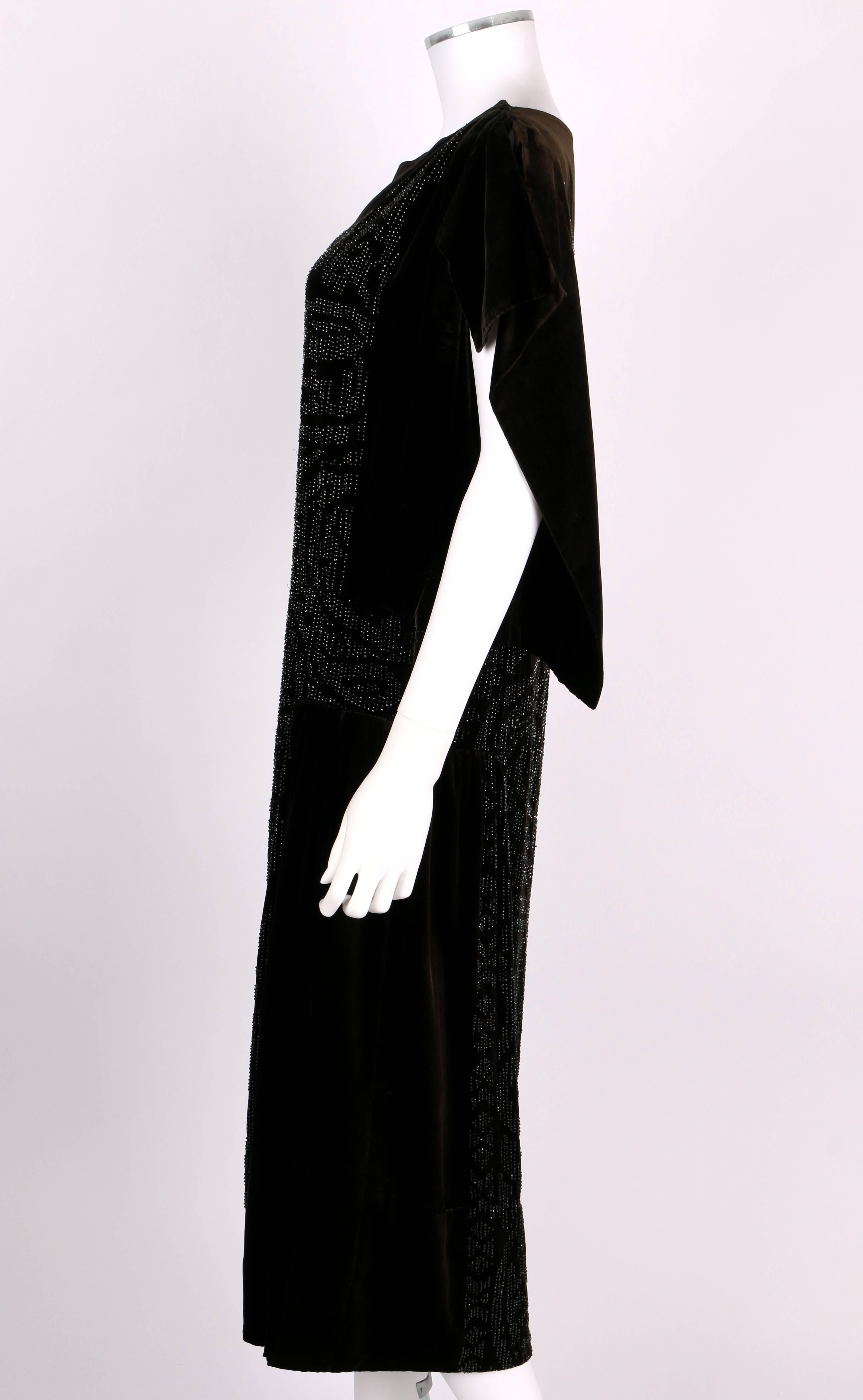 ADAIR Paris - Robe de soirée de soirée en velours de soie noir perlé, taille XL, circa 1922 Pour femmes en vente