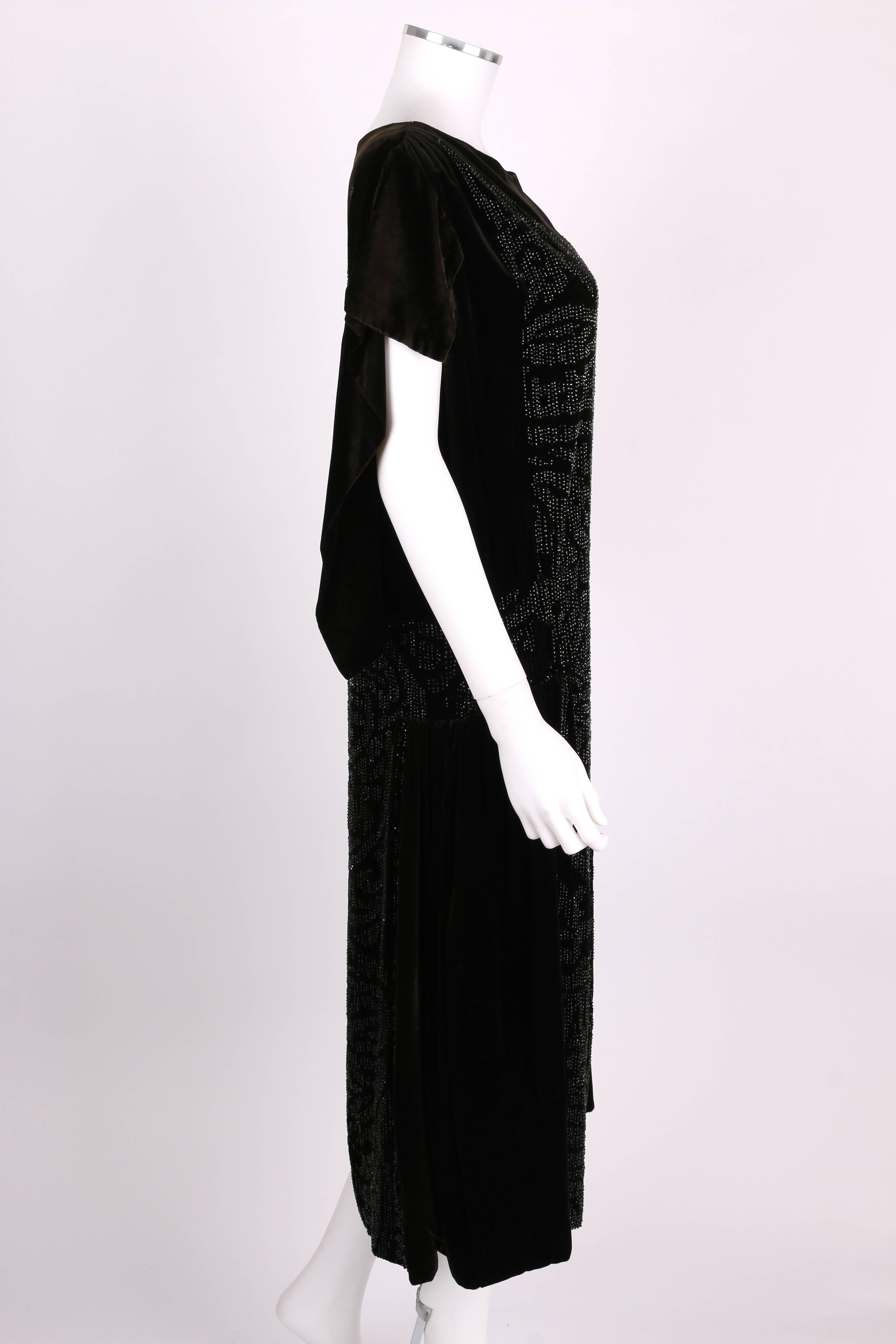 Noir ADAIR Paris - Robe de soirée de soirée en velours de soie noir perlé, taille XL, circa 1922 en vente