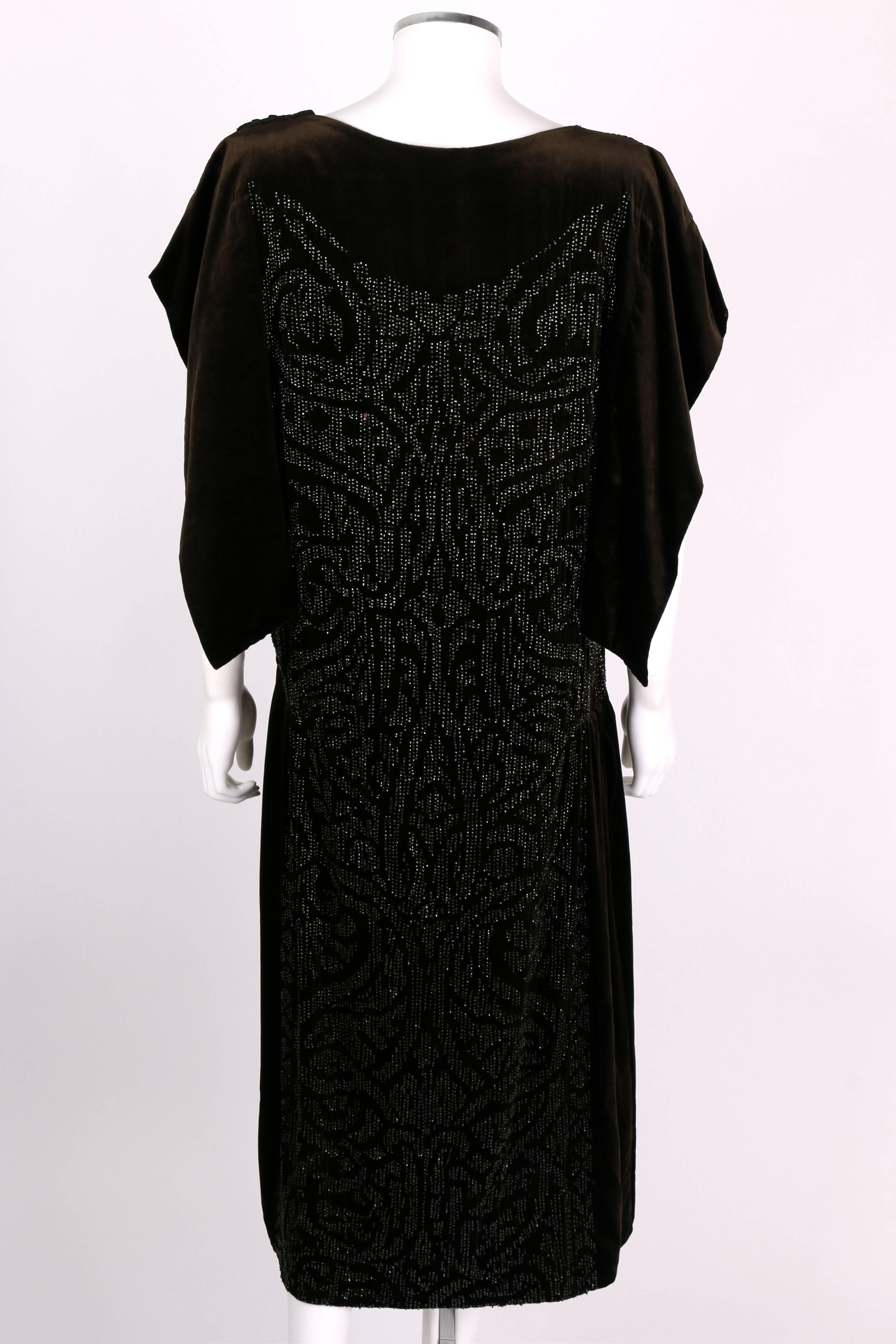 Circa 1922 ADAIR Paris Vestido de noche de terciopelo de seda negro con cuentas Flapper Talla XL en Bueno estado para la venta en Thiensville, WI