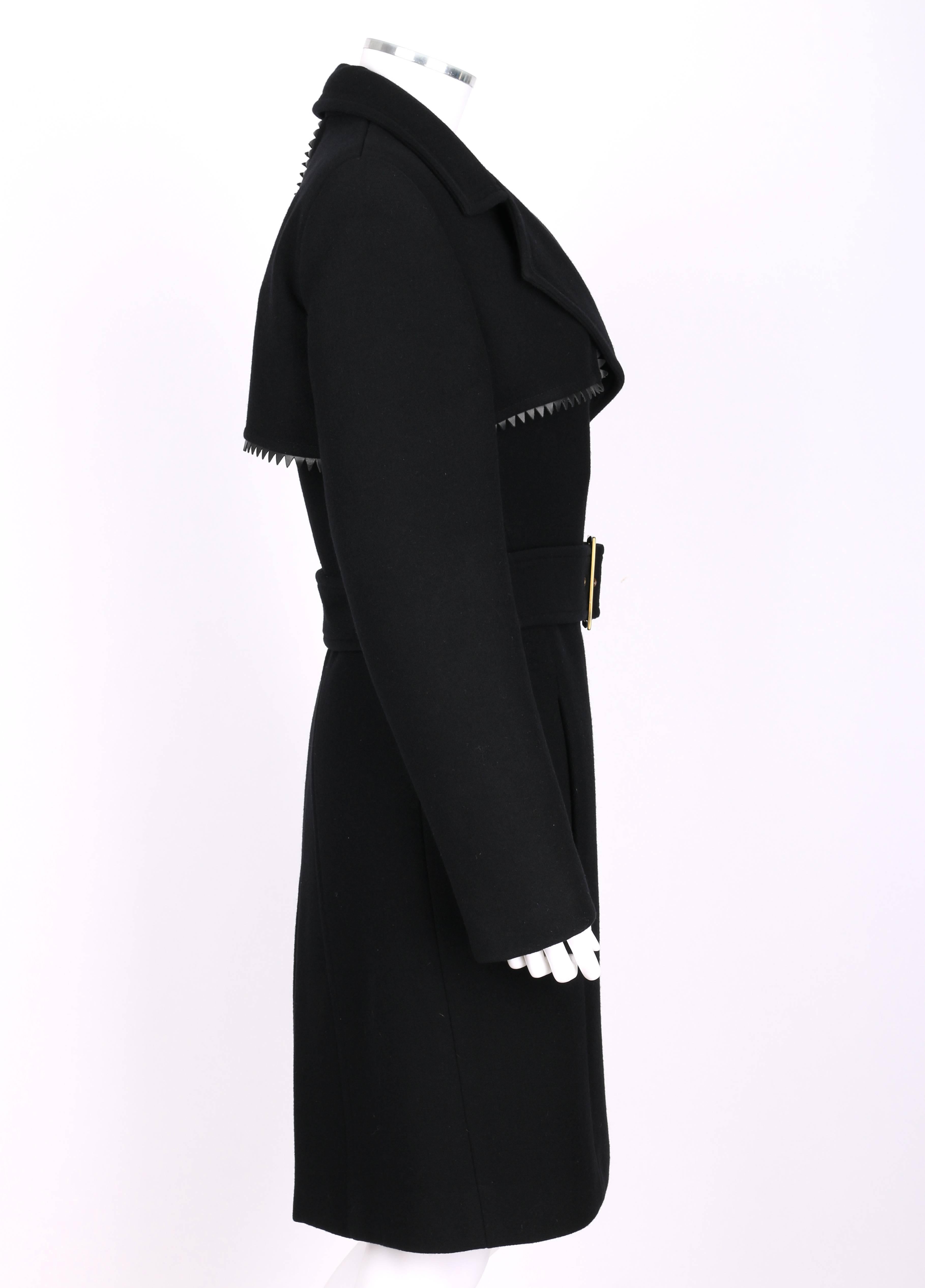 GIANNI VERSACE c.1990's Couture Schwarzer Wollmantel mit Gürtel und Leder-Zickzack-Besatz Damen im Angebot
