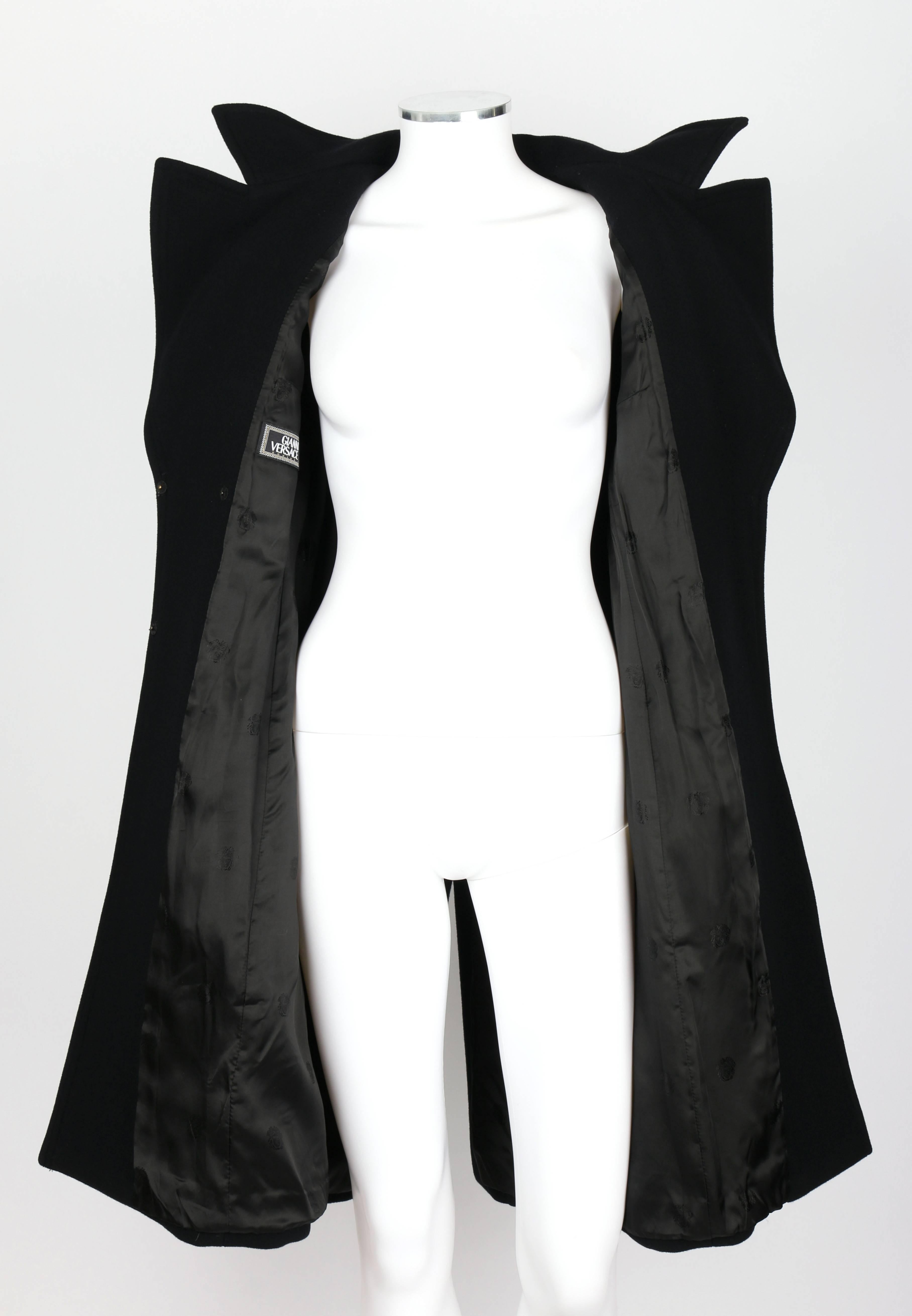 GIANNI VERSACE c.1990's Couture Schwarzer Wollmantel mit Gürtel und Leder-Zickzack-Besatz im Angebot 3
