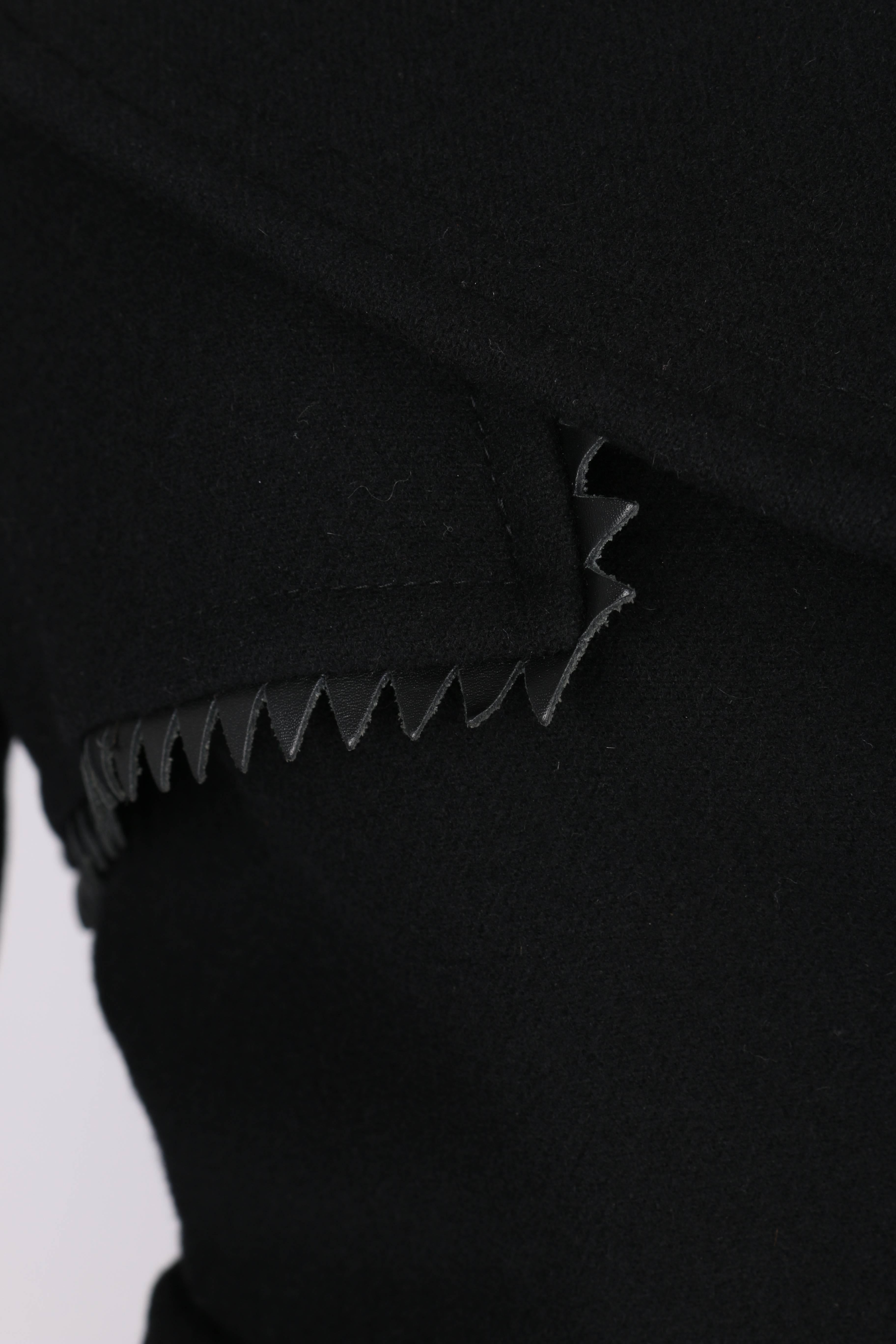 Gianni Versace Couture anni '90 circa Cappotto in lana nera con cintura e finiture in pelle Zig Zag in vendita 4