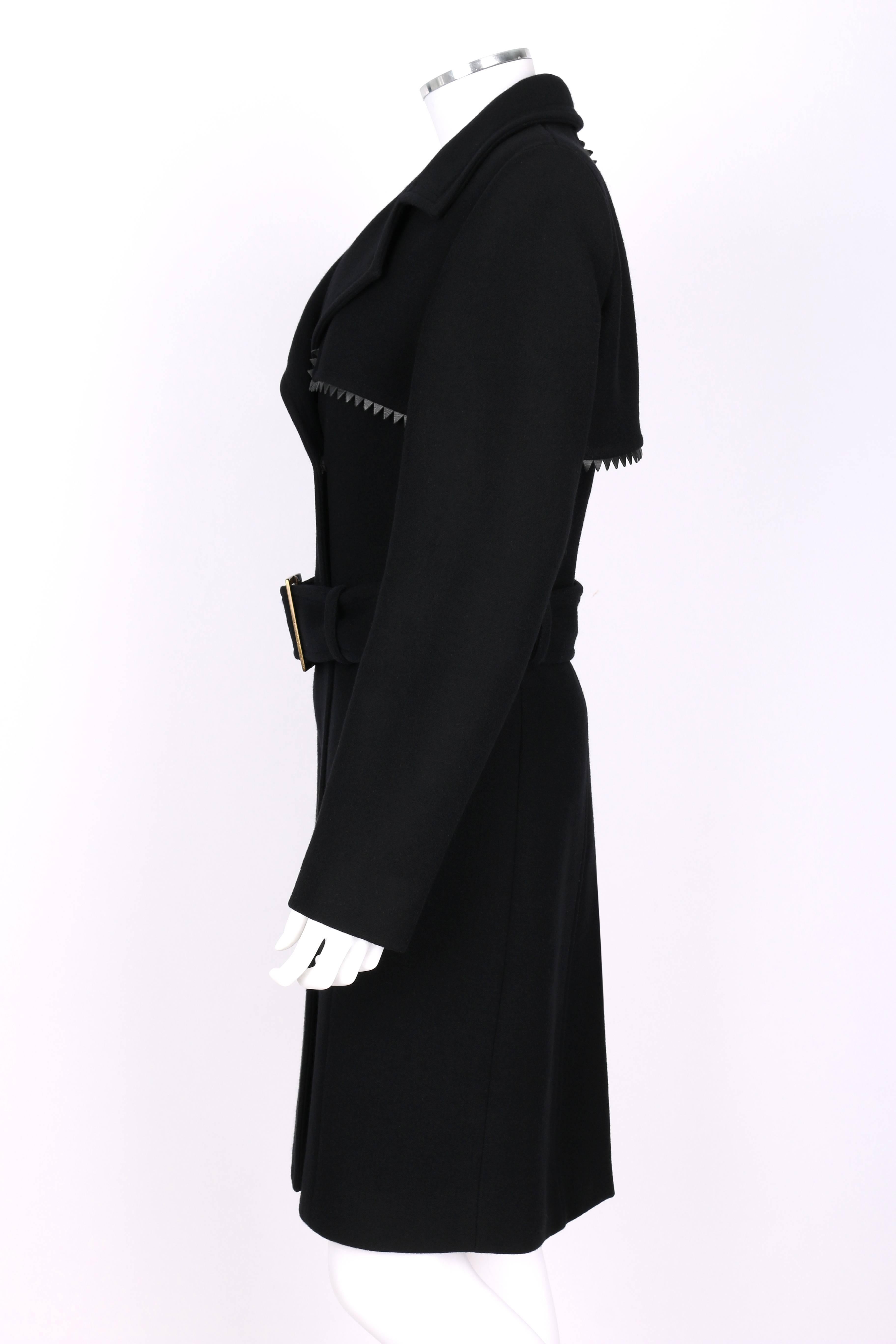 Gianni Versace Couture anni '90 circa Cappotto in lana nera con cintura e finiture in pelle Zig Zag in vendita 1