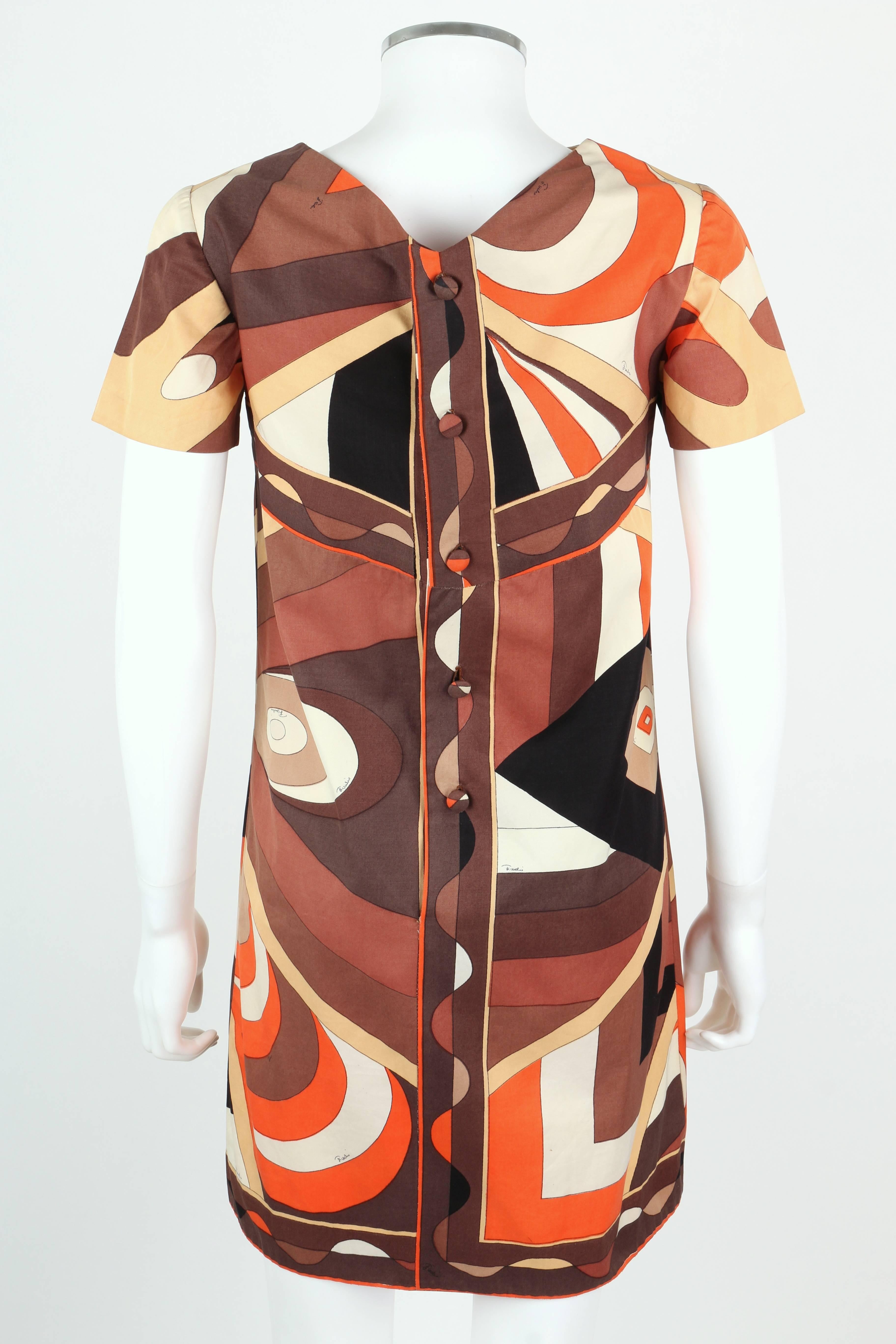 EMILIO PUCCI 1960s Brown Op Art Signature Print Short Sleeve Shift Dress Size 10 In Good Condition For Sale In Thiensville, WI