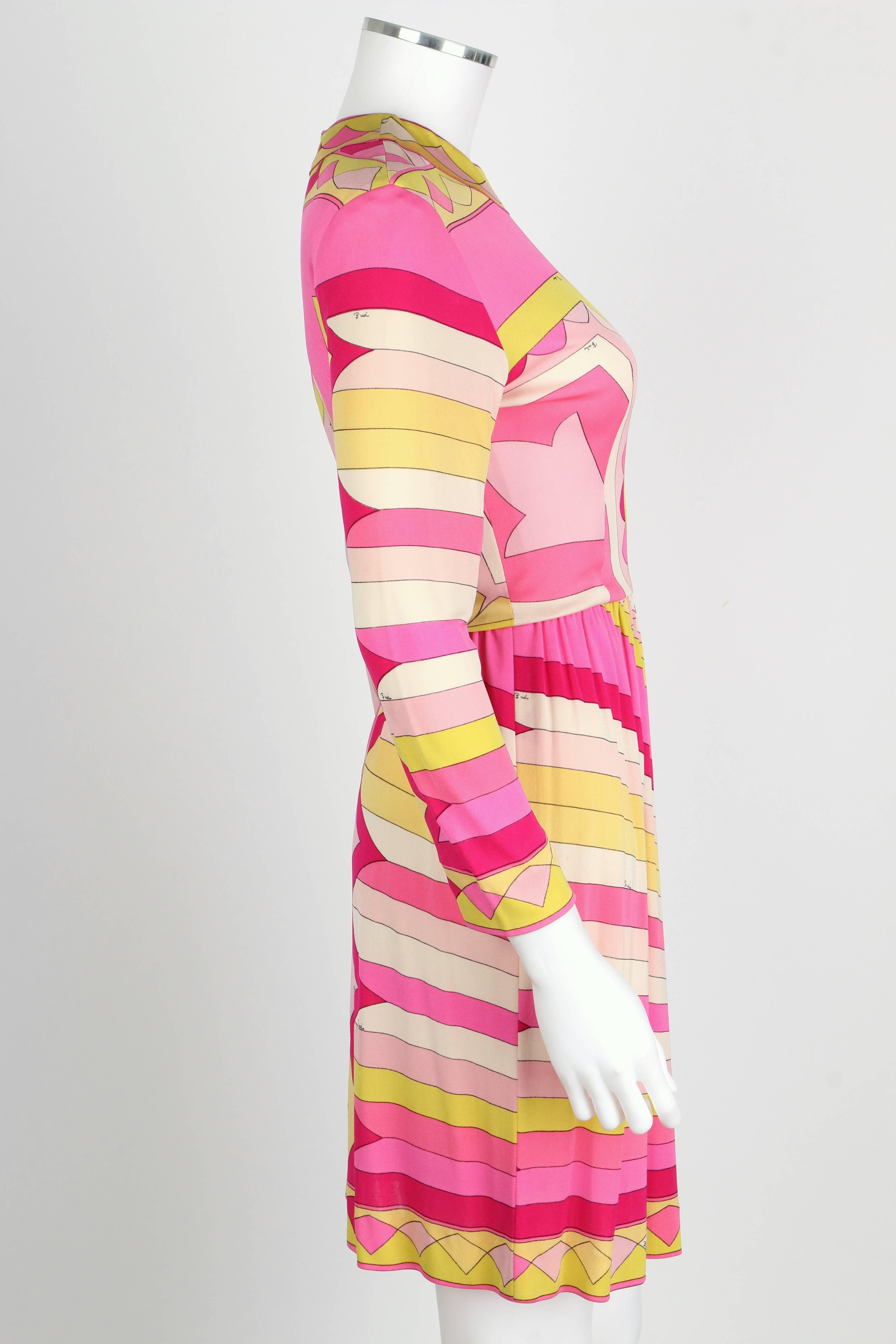 EMILIO PUCCI 1960er Rosa Gelbes Seidenjerseykleid mit Sonnenschliff und Signaturdruck Gr. 10 (Pink) im Angebot