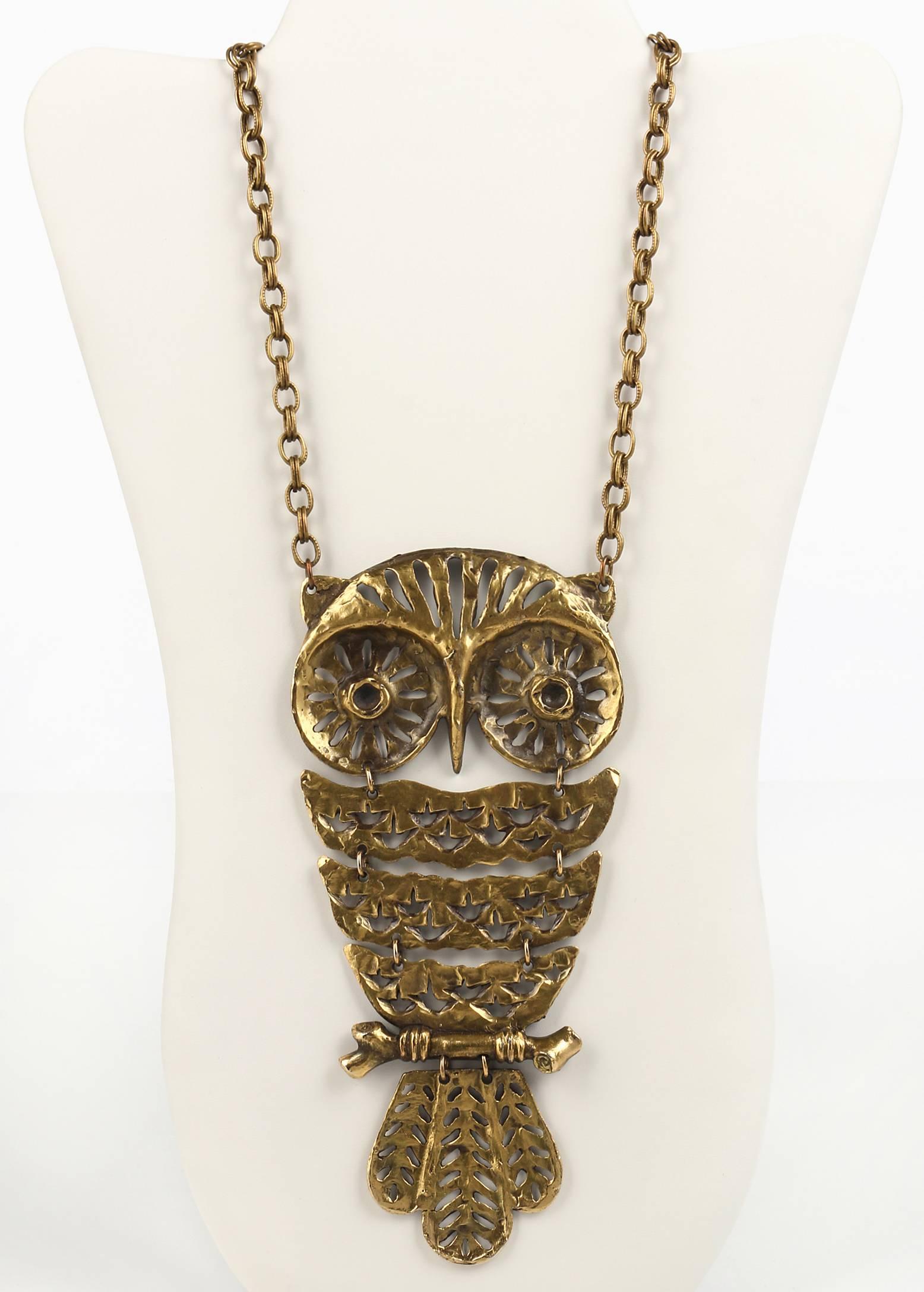 Vintage c.1960s Louis Giusti Lind Gal brutalist brass-tone statement artwear articulated owl pendant on double link chain. Huge bronze tone metal owl has three-dimensional cut out articulated pieces. Metal is softly hammered with handcrafted