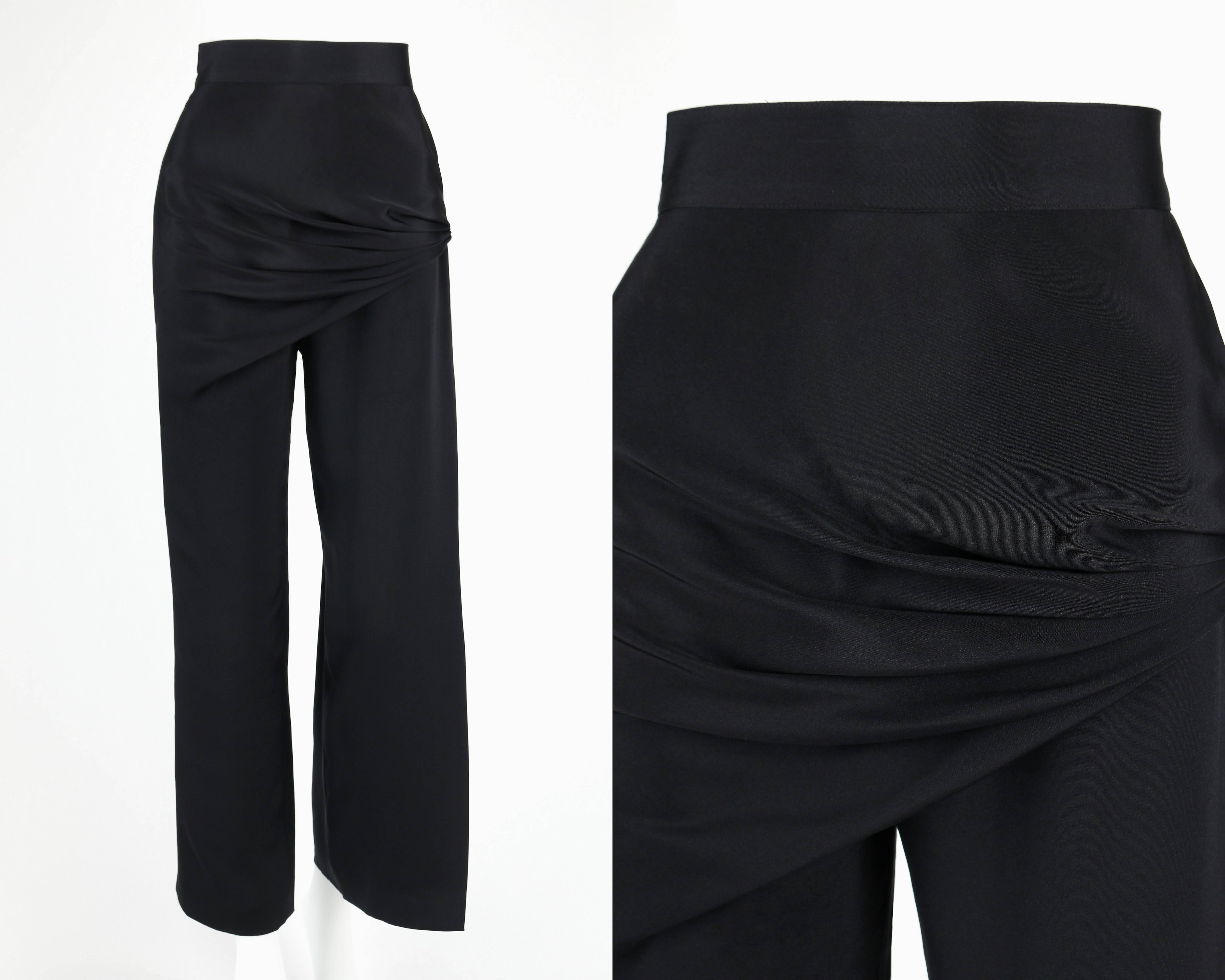 Pantalon vintage en soie noire de Gianni Versace Couture, datant des années 1990. Devant drapé, froncé à la hanche droite. Fente ouverte sur la jambe extérieure du pantalon. Se ferme dans le dos par une fermeture à glissière, des crochets/oeillets