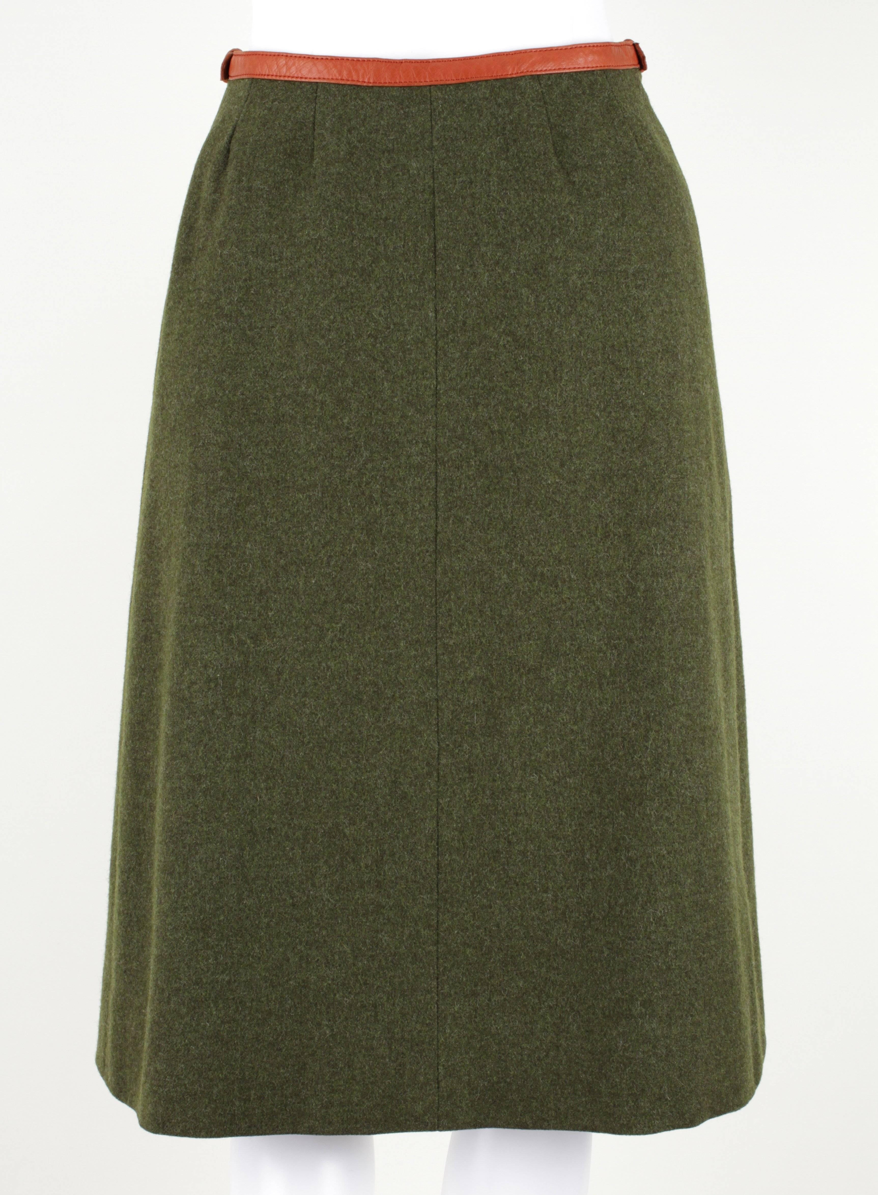 HERMES SPORT c.1970s Olive Wool Wrap Skirt Genuine Lambskin Leather Trim Size 40 In Excellent Condition In Thiensville, WI