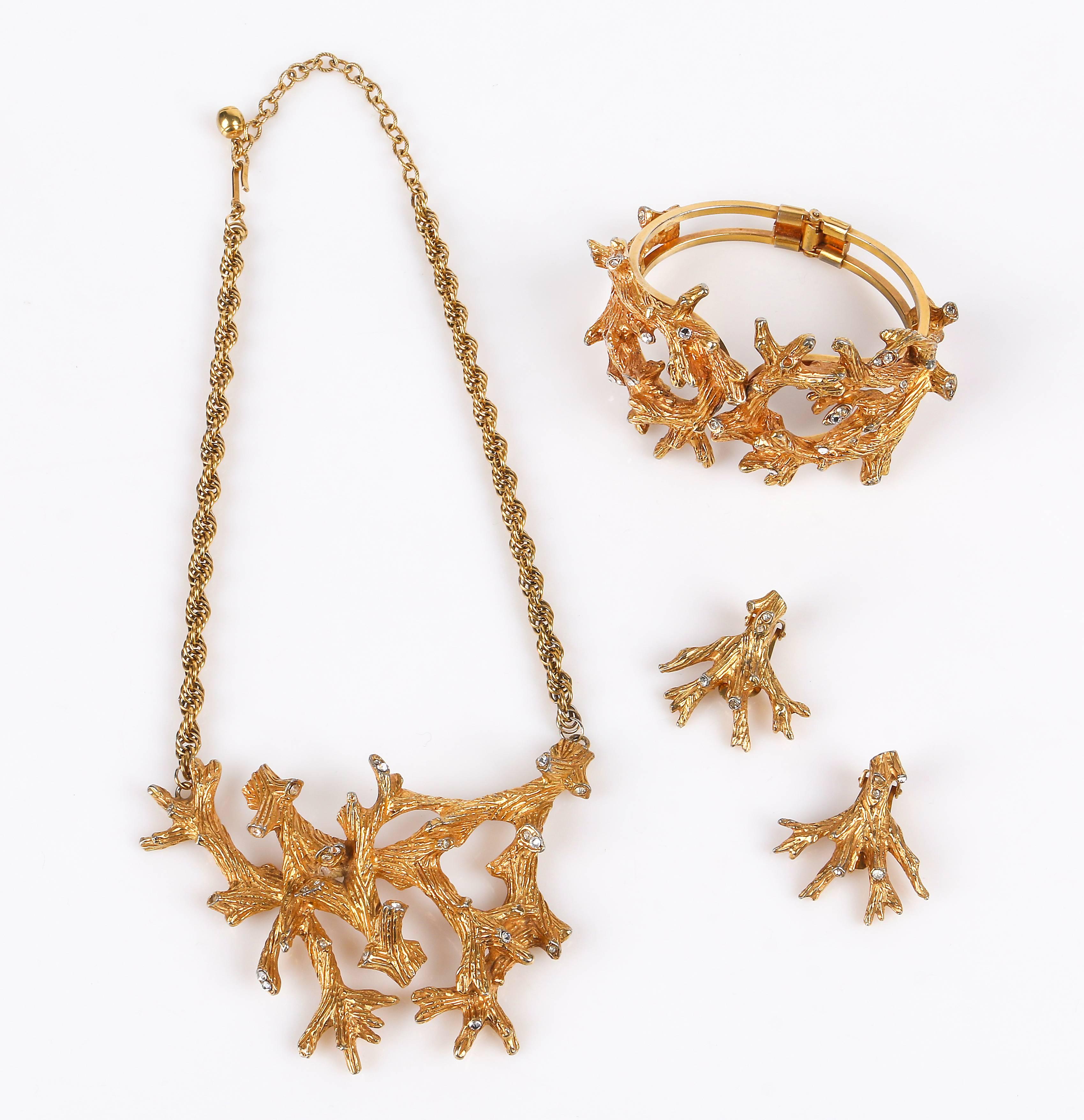 Vintage c.1960's Hattie Carnegie gold tone tree / coral branch rhinestones bracelet, boucles d'oreilles et collier. Le bracelet à anneaux en ton or avec des branches d'arbre/de corail texturées et sculptées et des strass en cristal insérés mesure 2