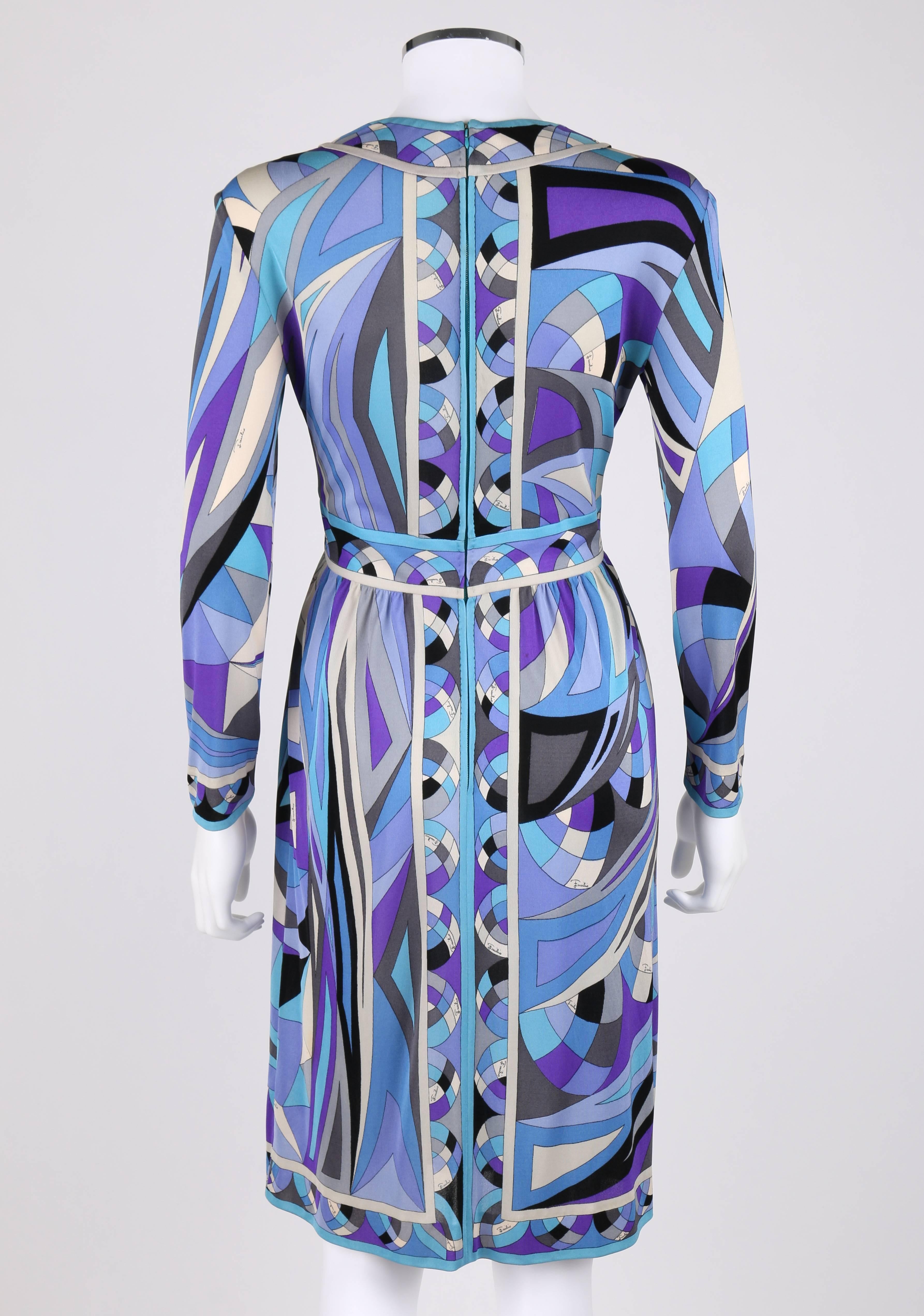 Robe Emilio Pucci en soie à manches longues et encolure en V avec imprimé signature bleue (années 1960) Bon état - En vente à Thiensville, WI