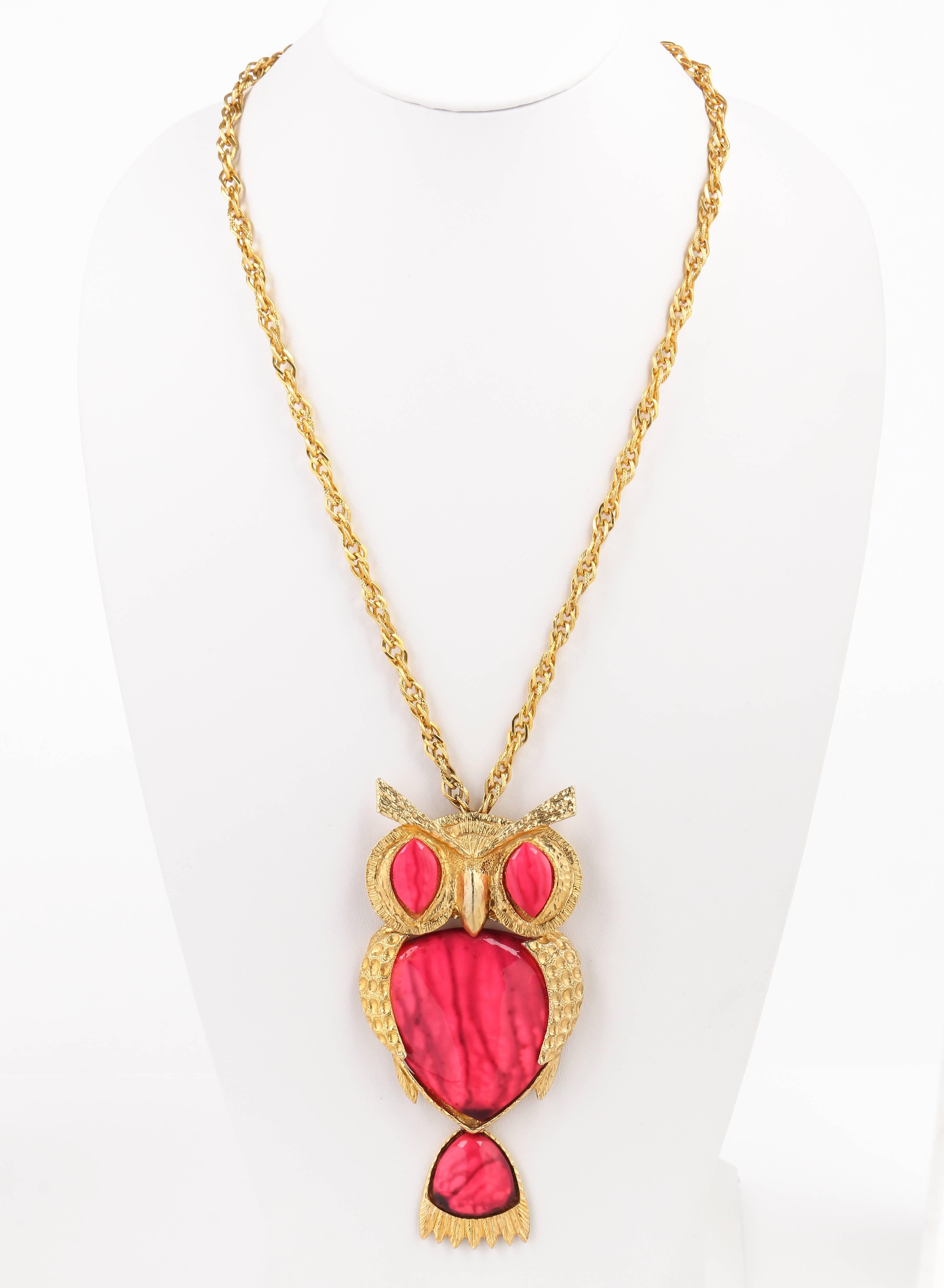 Vintage JULIANA Delizza & Elster c.1970's book piece large gold tone statement owl pendant necklace with marbled pink heat formed cabochon plastic detailing. Large gold tone metal owl has three-dimensional articulated pieces. Metal is hammered with