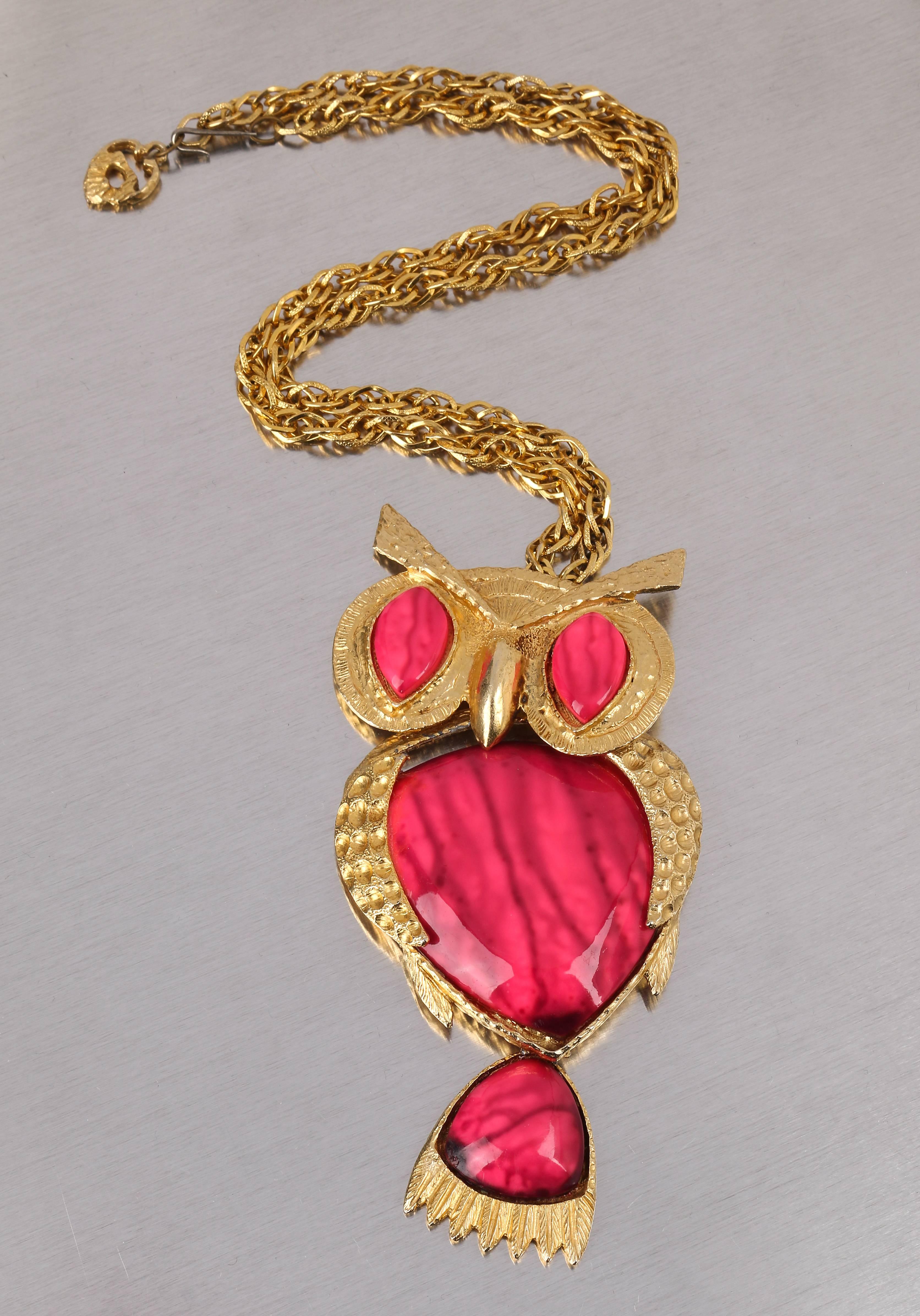 JULIANA Delizza & Elster c.1970's Large Gold Pink Cabochon Owl Pendant Necklace In Good Condition In Thiensville, WI