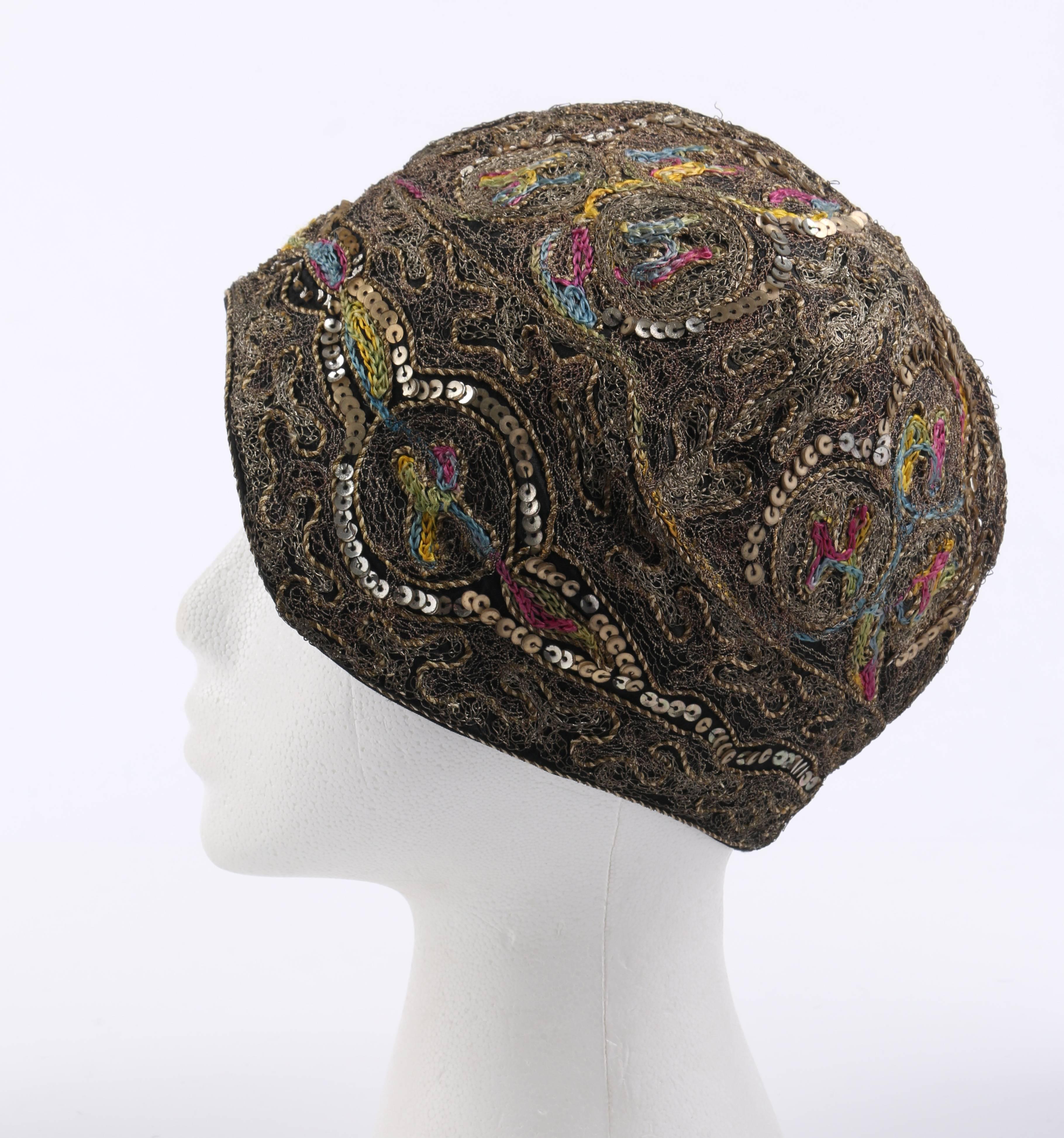  COUTURE c.1920s Metallic Gold Embroidered Sequin Silk Flapper Cloche Evening Hat (chapeau de soirée) Pour femmes 