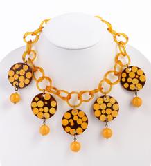 Collier à maillonsHARLES ELKAIM en bakélite à incrustation de pois en forme de coquille de beurre, années 1950