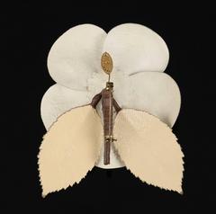 CHANEL Weißes Leder Kamelie Blume Gold Beige Blätter Floral Brosche Pin
