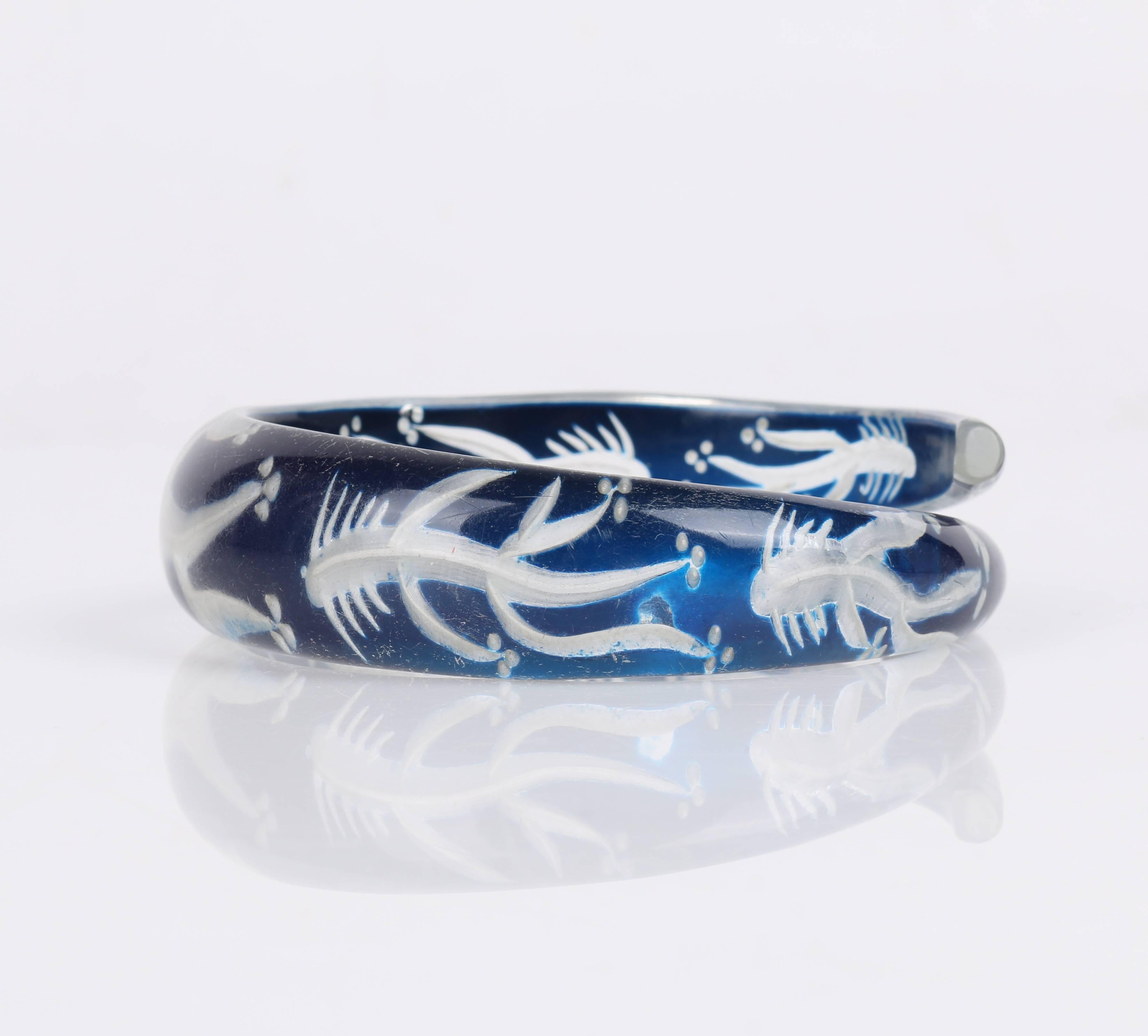 Bracelet jonc en forme d'os de poisson sculpté à la main en plastique bleu et lucite, vers les années 1930-1940 Pour femmes en vente